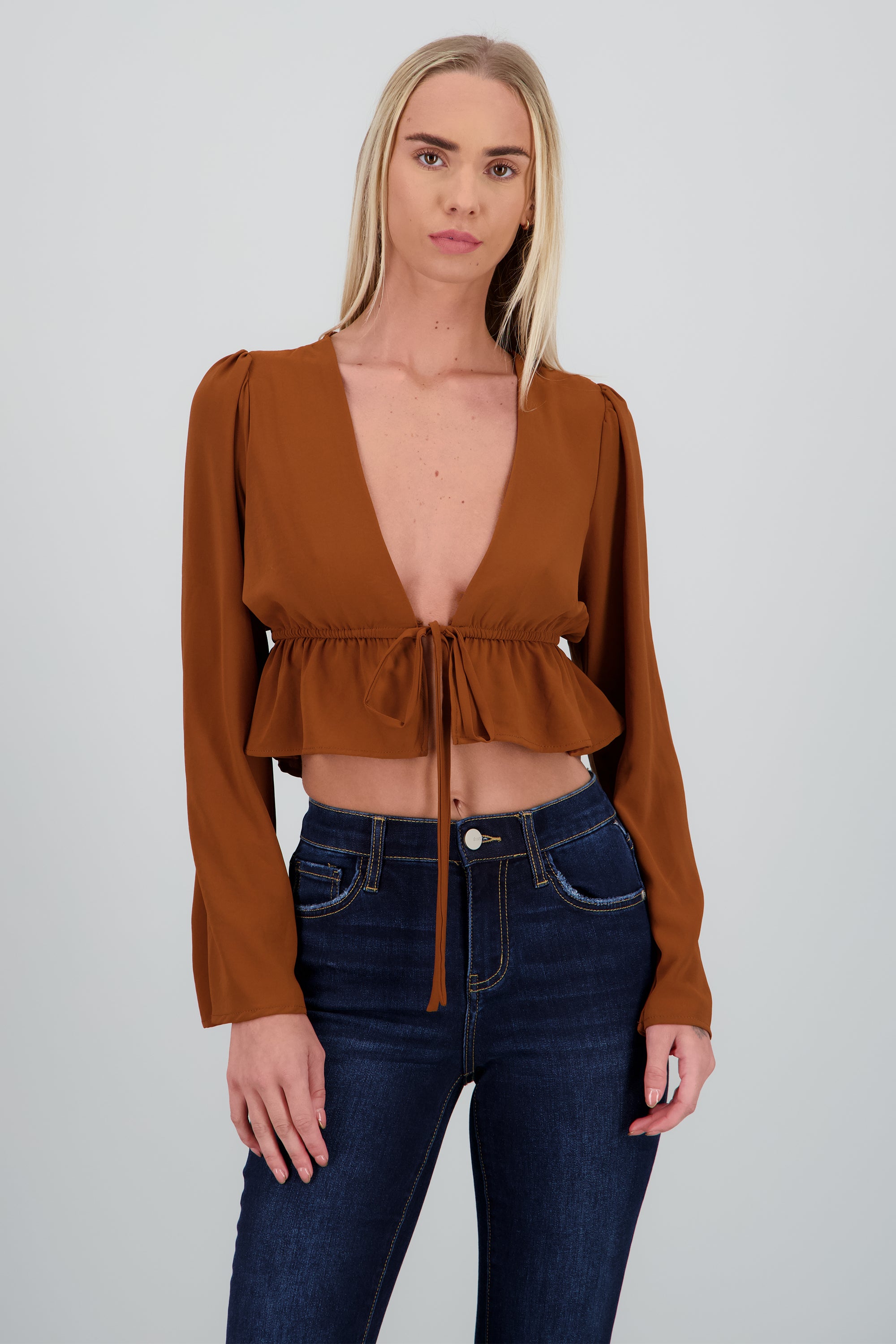 Blusa manga larga detalle amarre CAMELLO