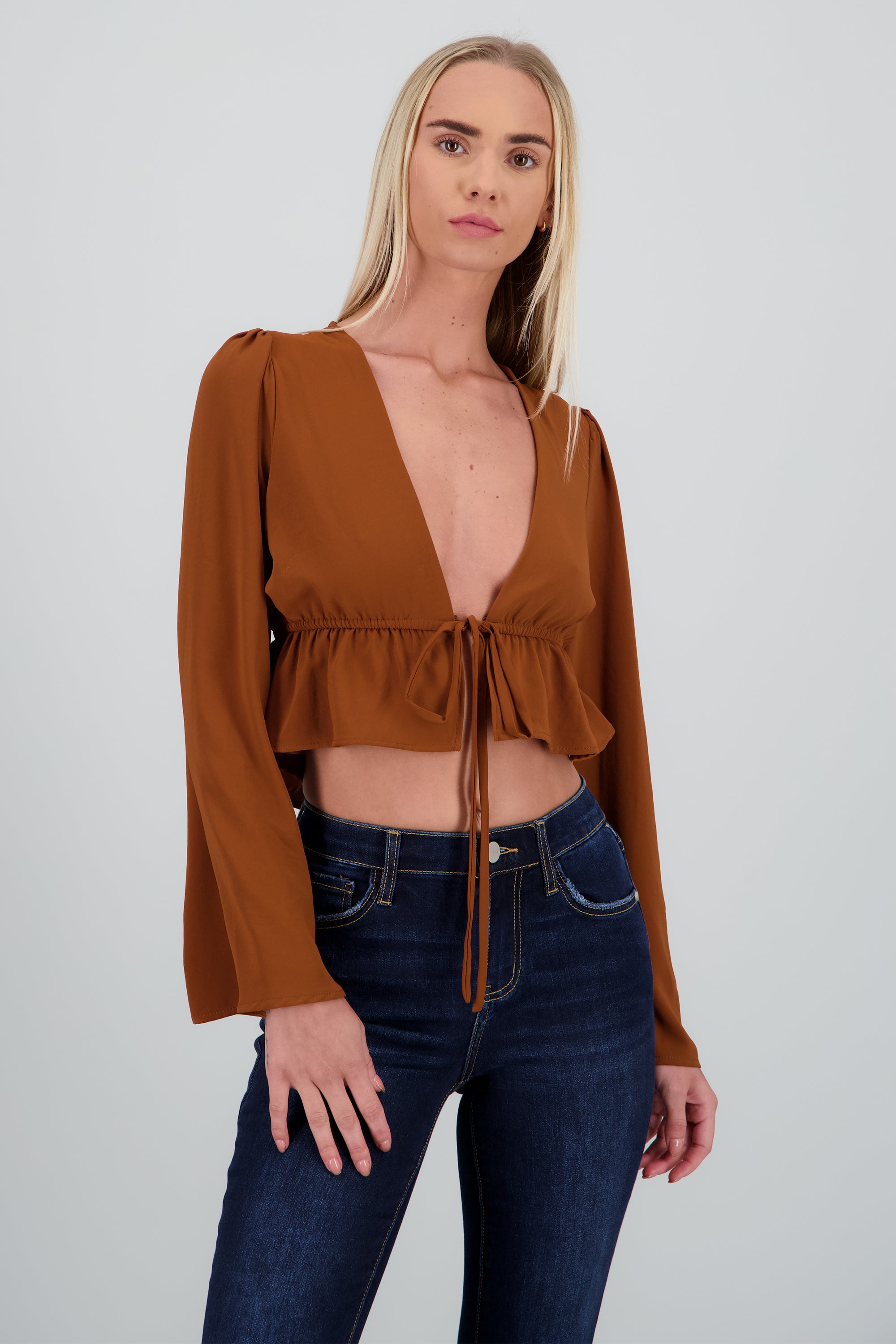 Blusa manga larga detalle amarre CAMELLO