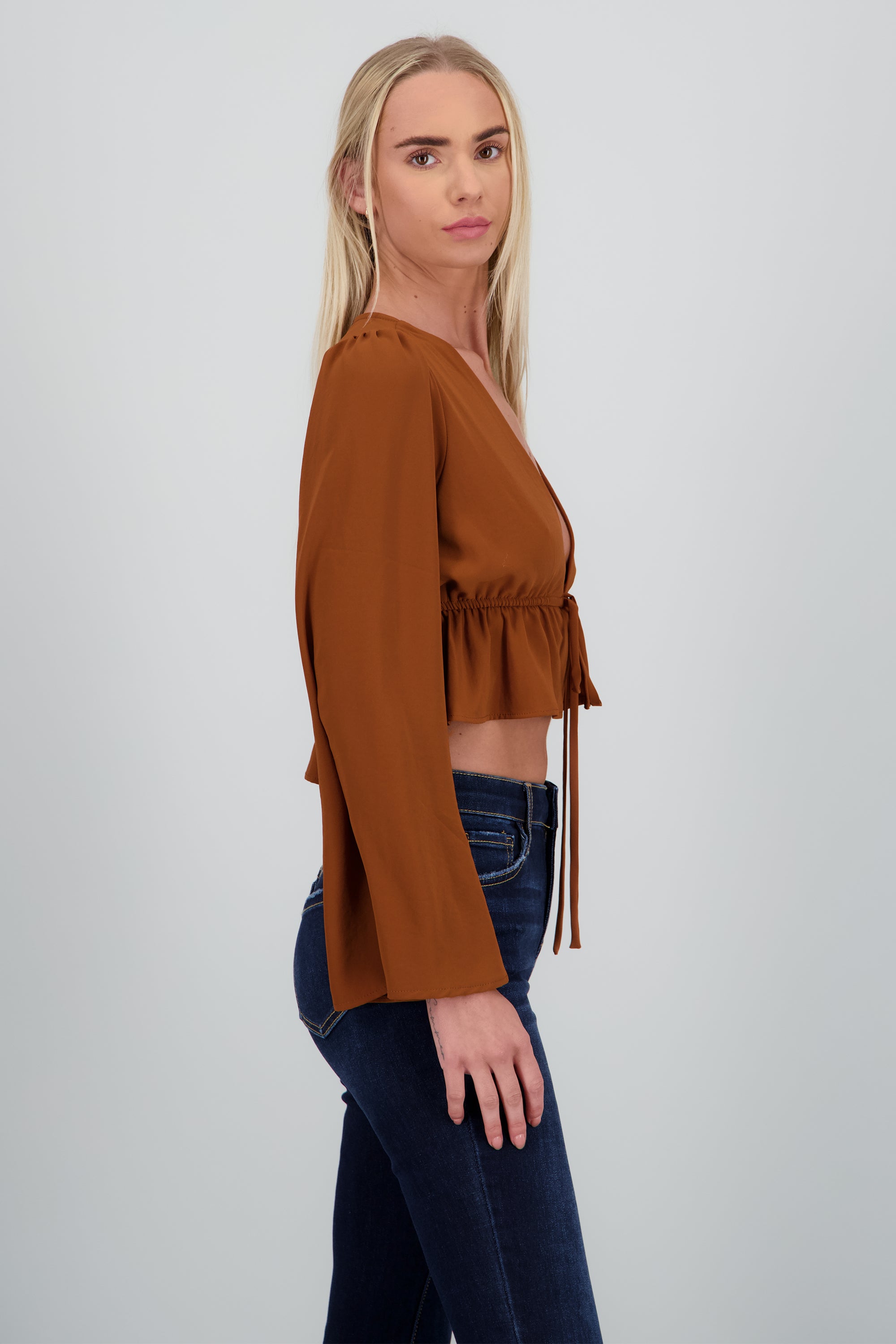 Blusa manga larga detalle amarre CAMELLO