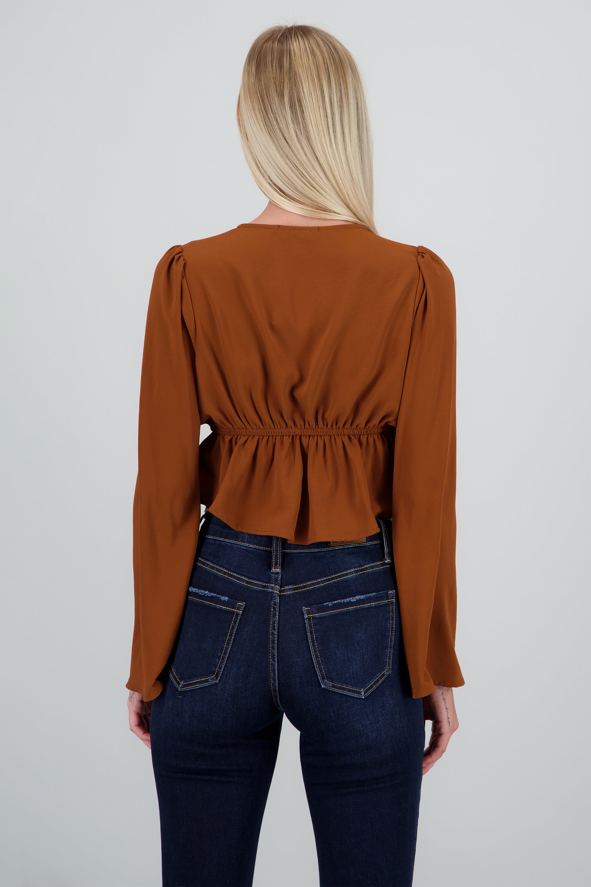 Blusa manga larga detalle amarre CAMELLO