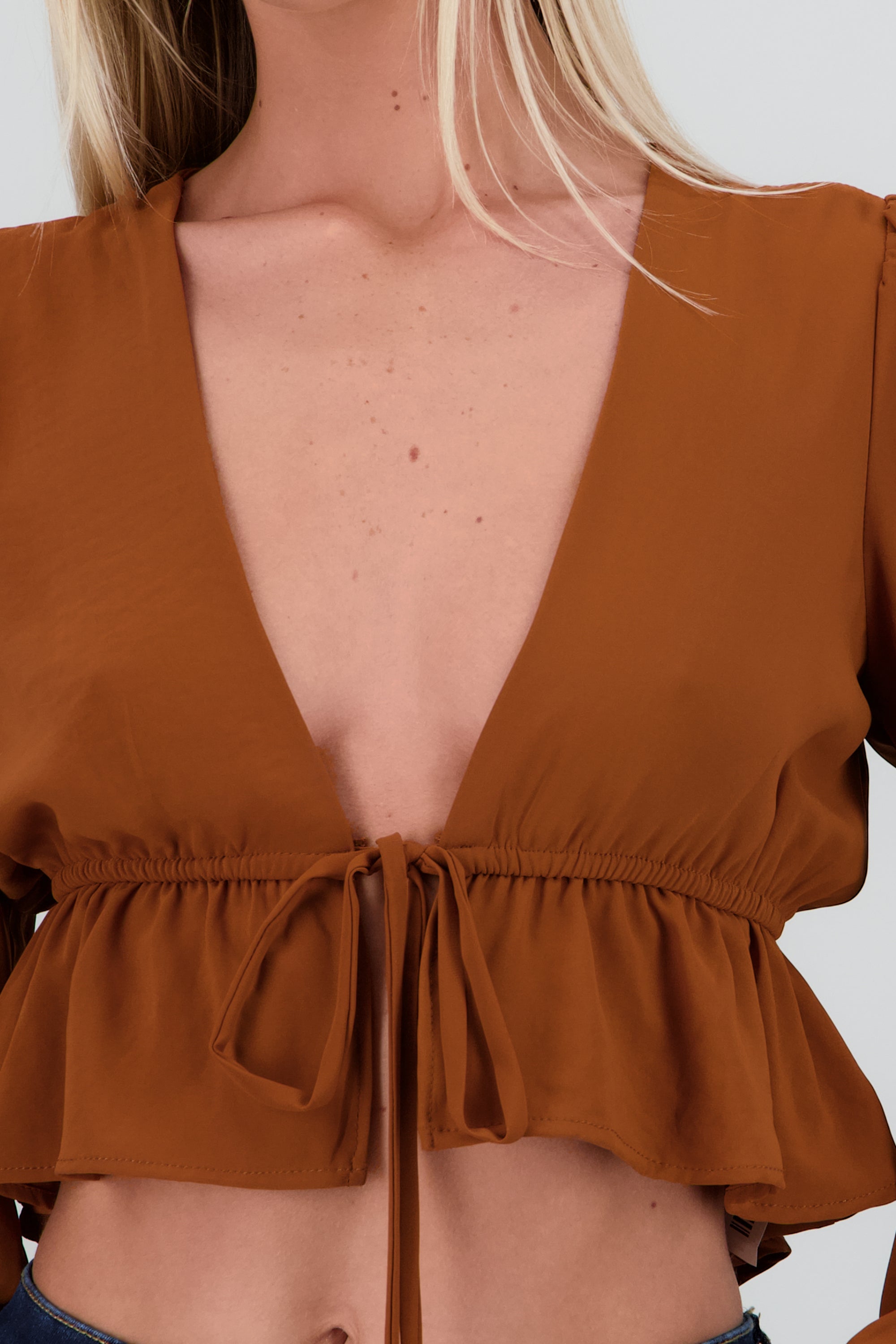 Blusa manga larga detalle amarre CAMELLO