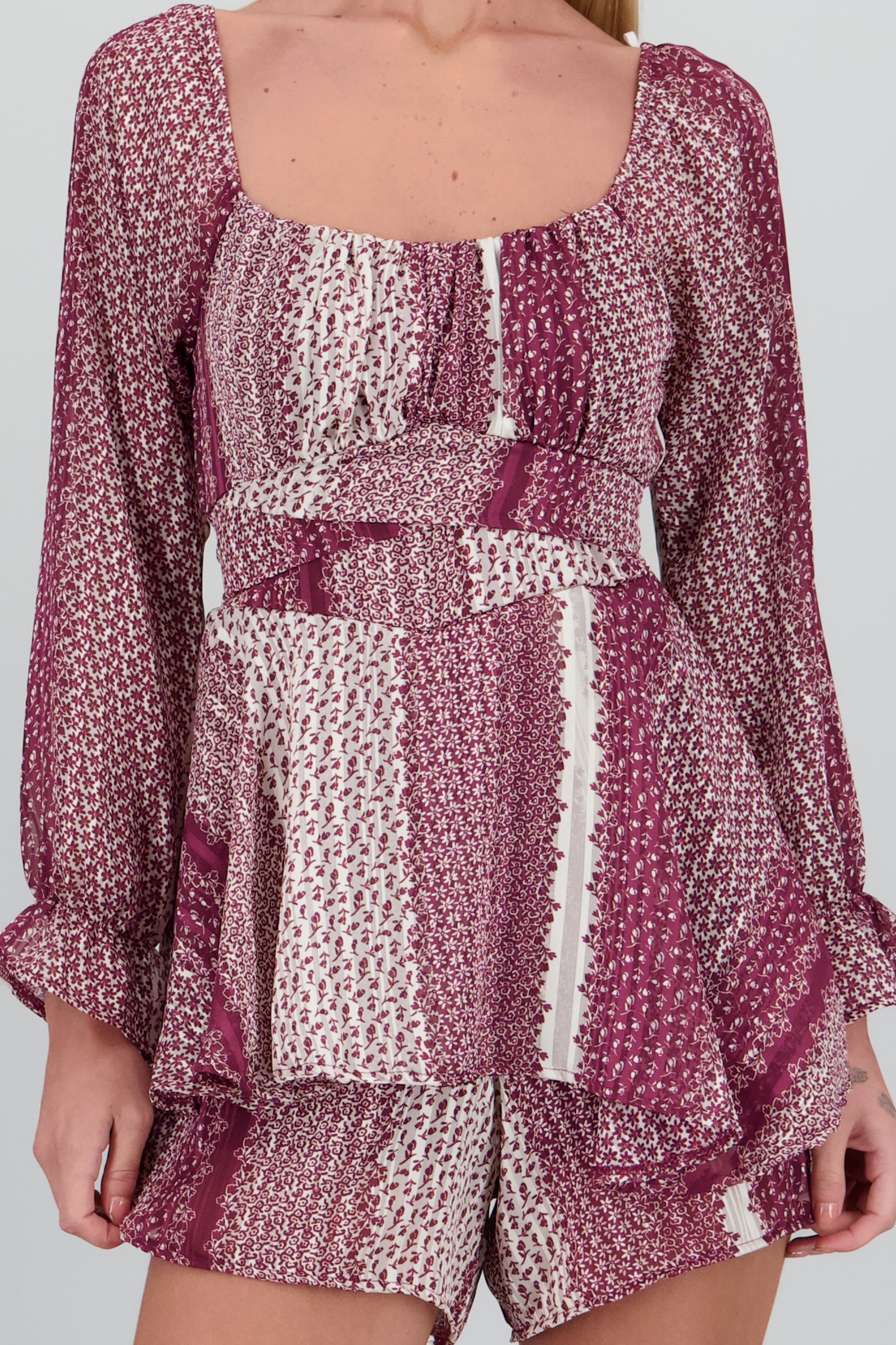 Vestido mini manga larga olanes estampado flores VINO COMBO