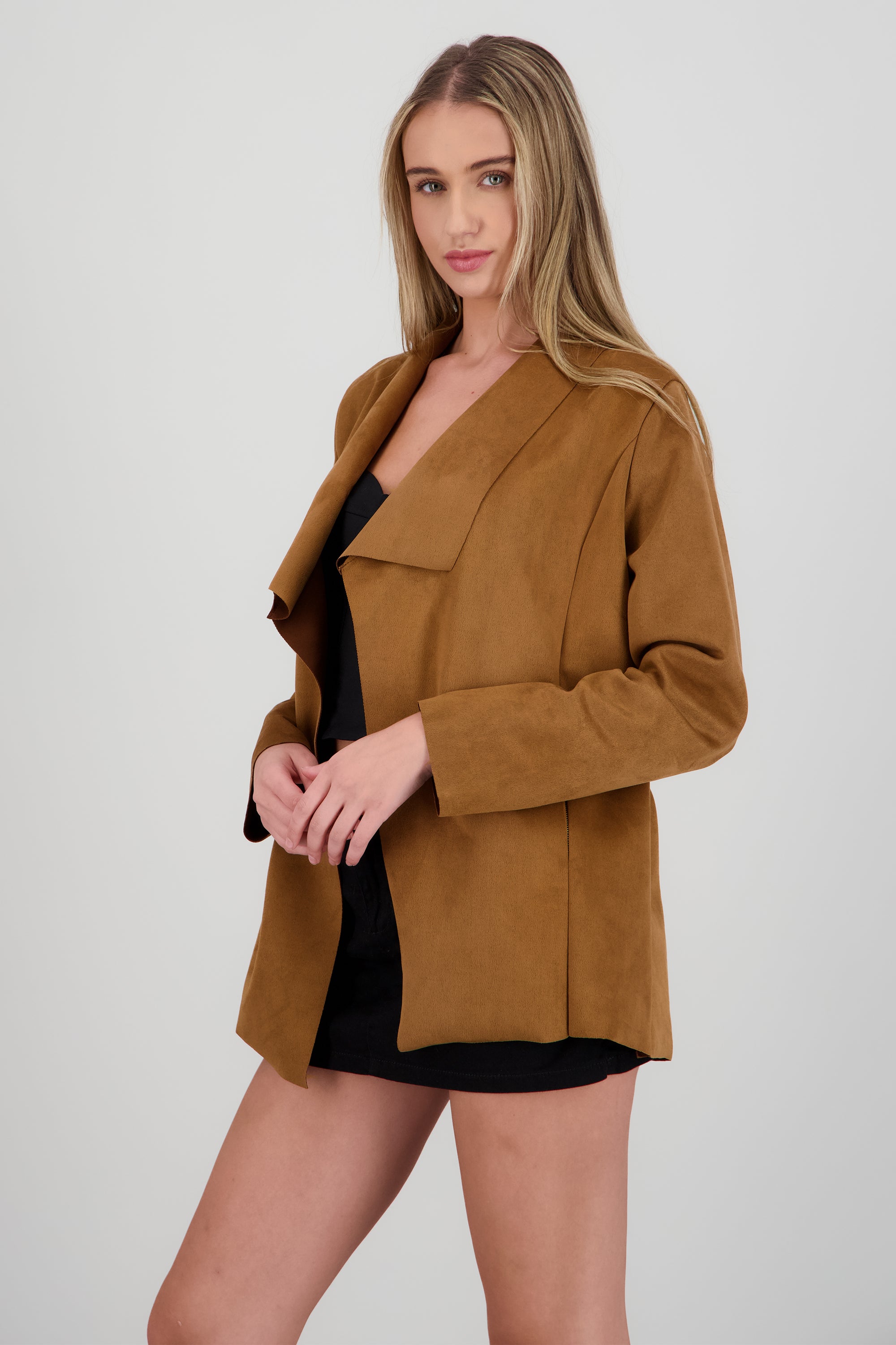 Saco de suede con solapa CAMELLO