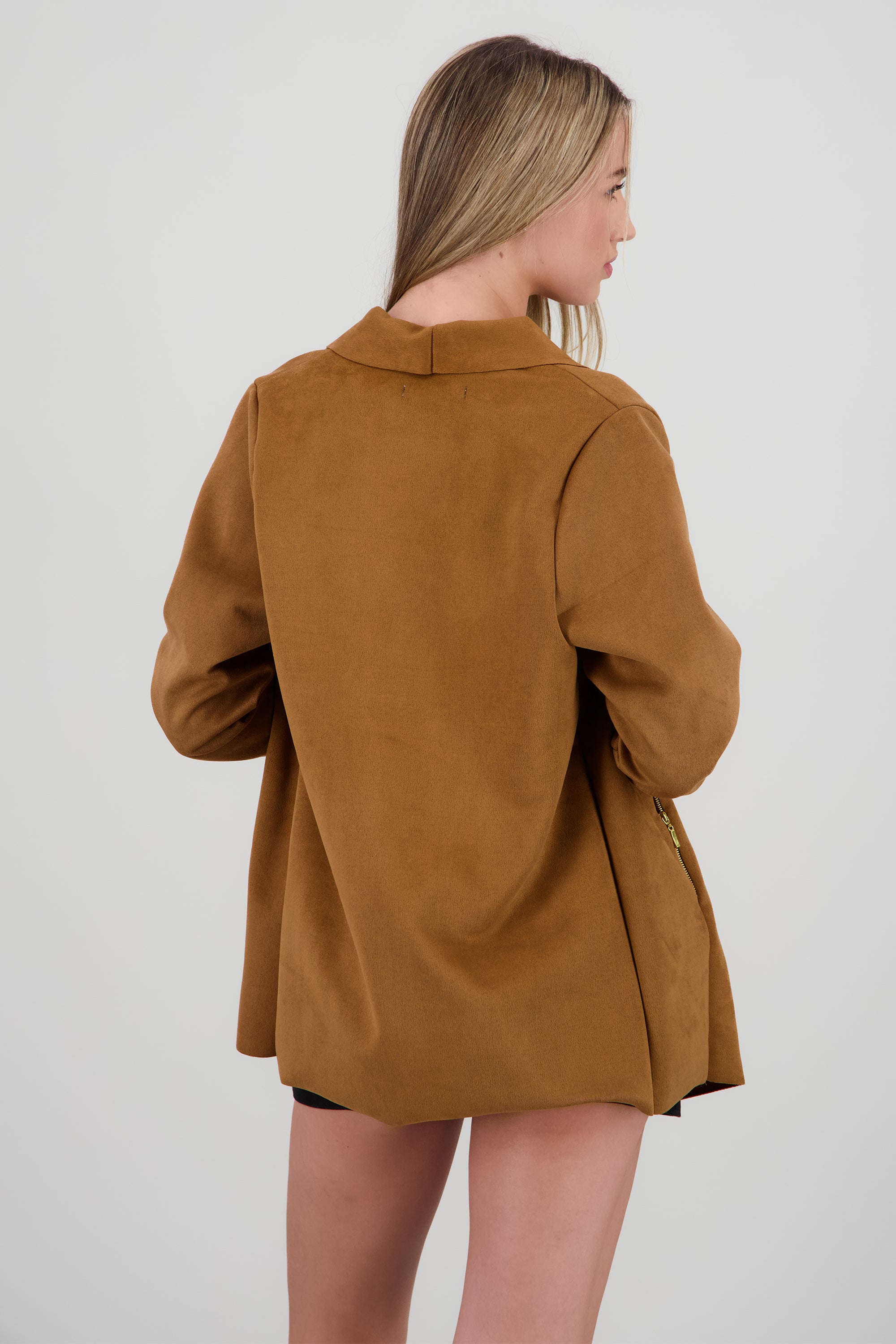 Saco de suede con solapa CAMELLO