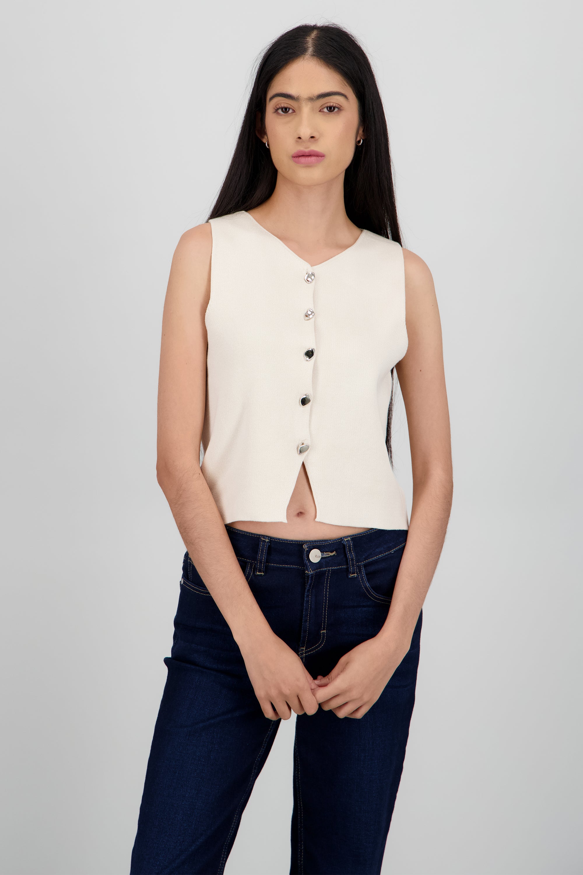 TOP TEJIDO CON DETALLE BOTONES CREMA