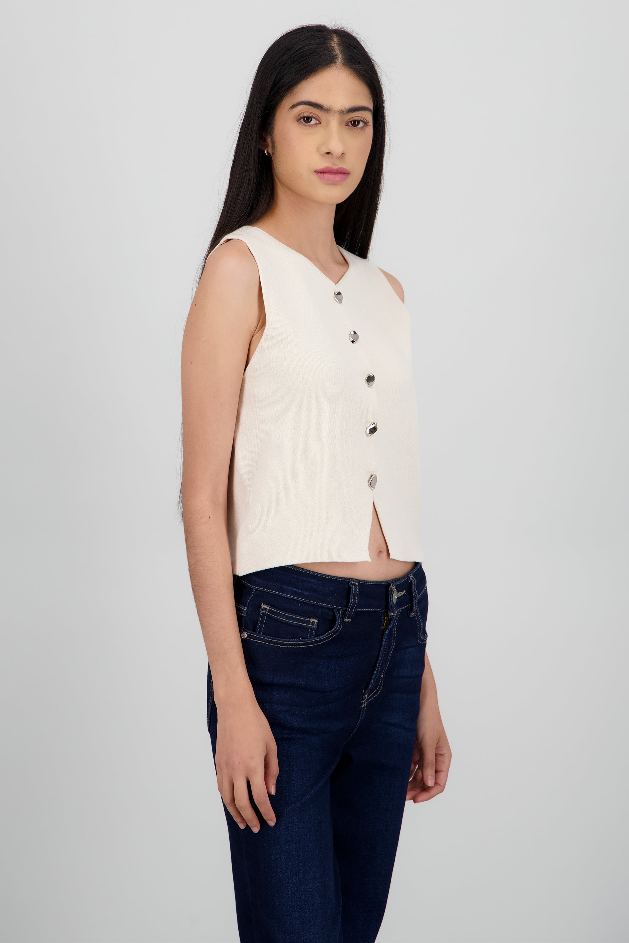 TOP TEJIDO CON DETALLE BOTONES CREMA