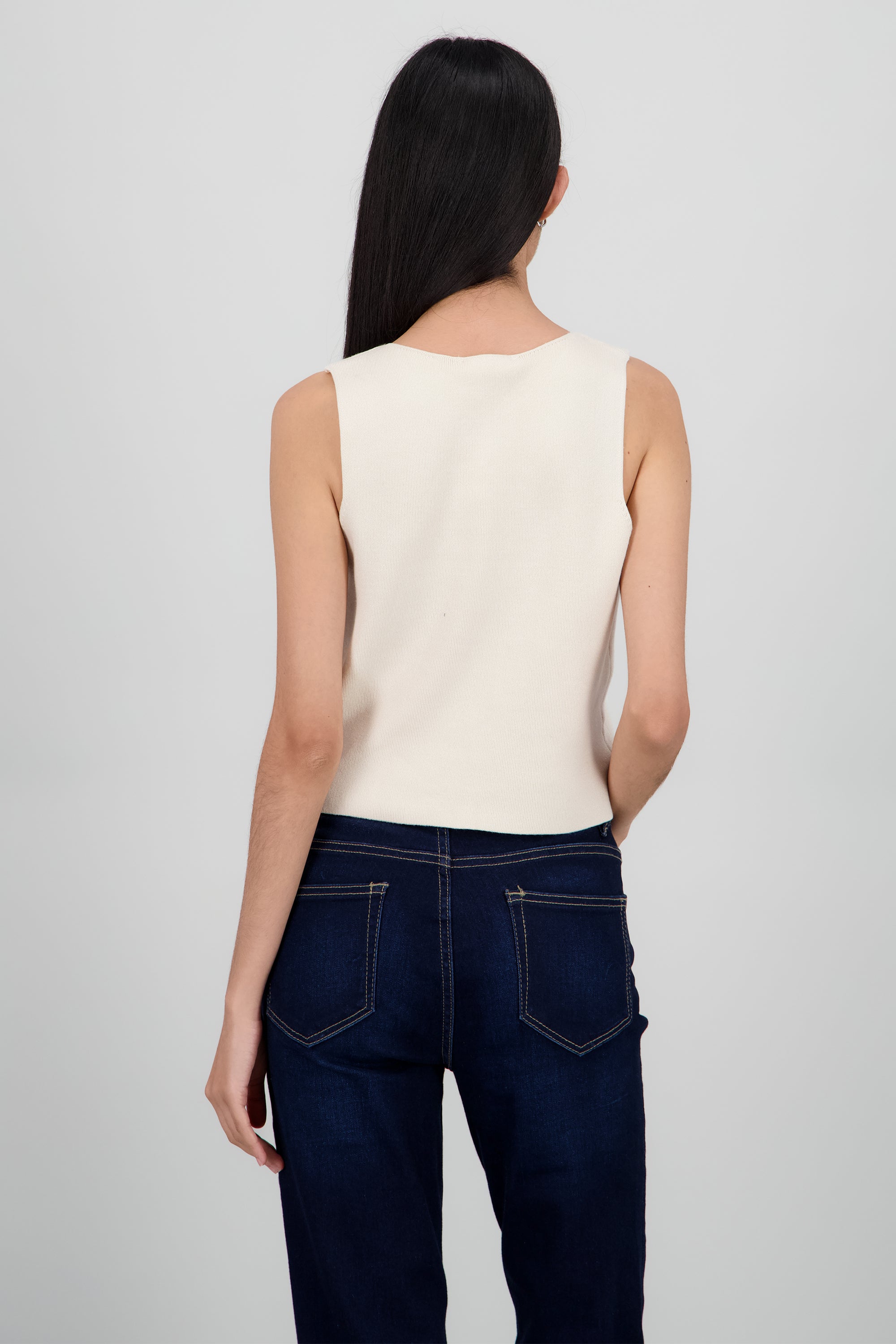 TOP TEJIDO CON DETALLE BOTONES CREMA