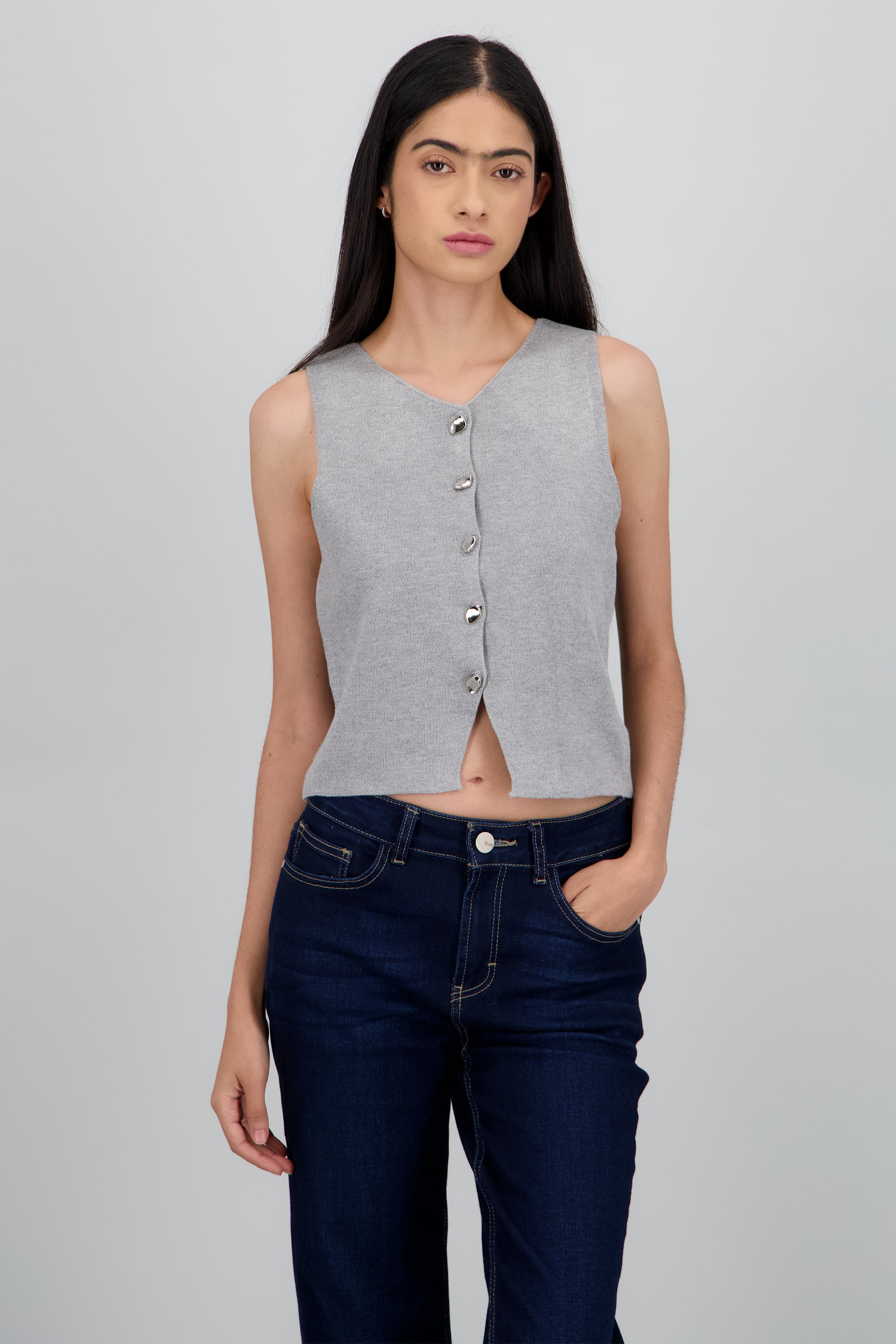 TOP TEJIDO CON DETALLE BOTONES GRIS