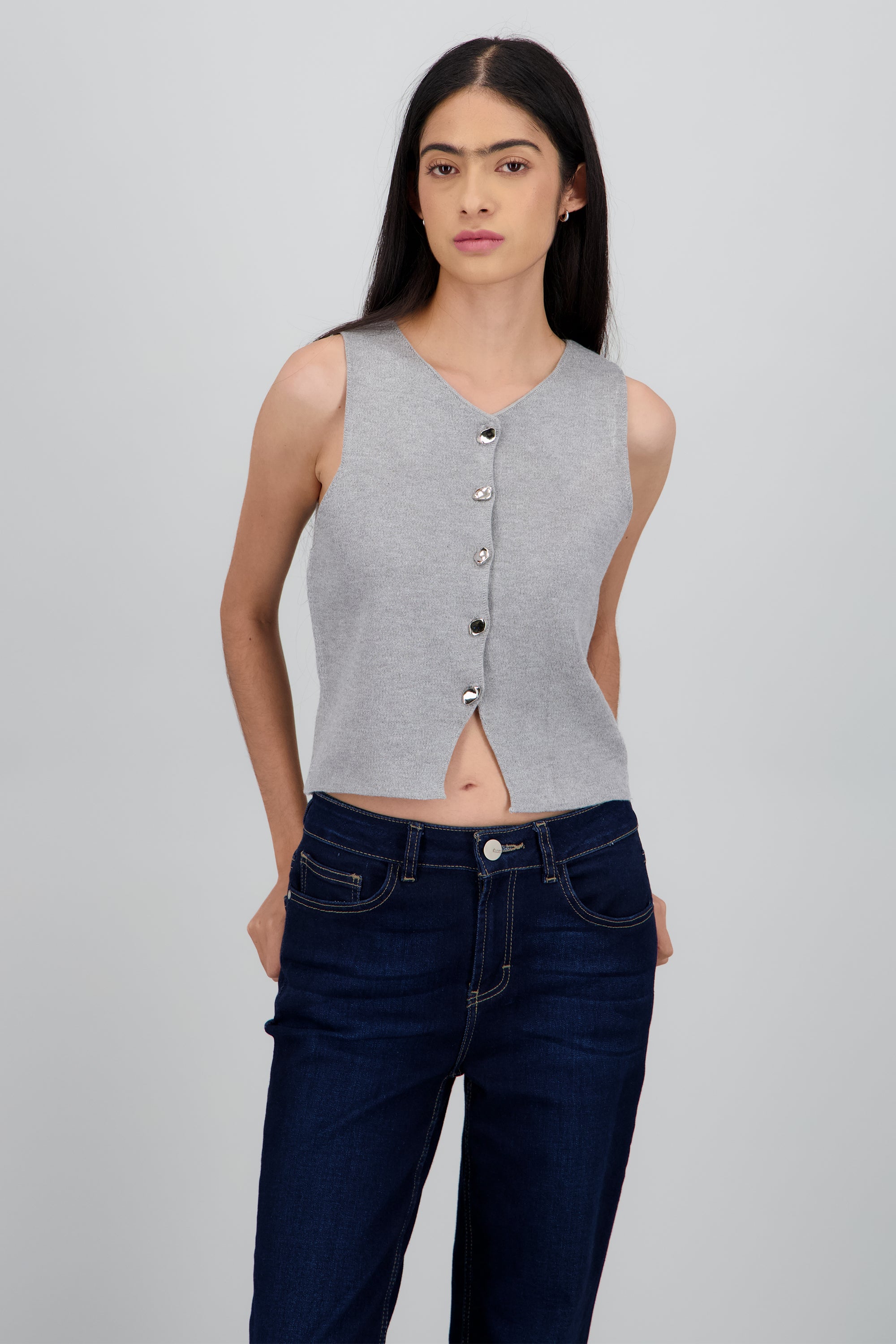 TOP TEJIDO CON DETALLE BOTONES GRIS