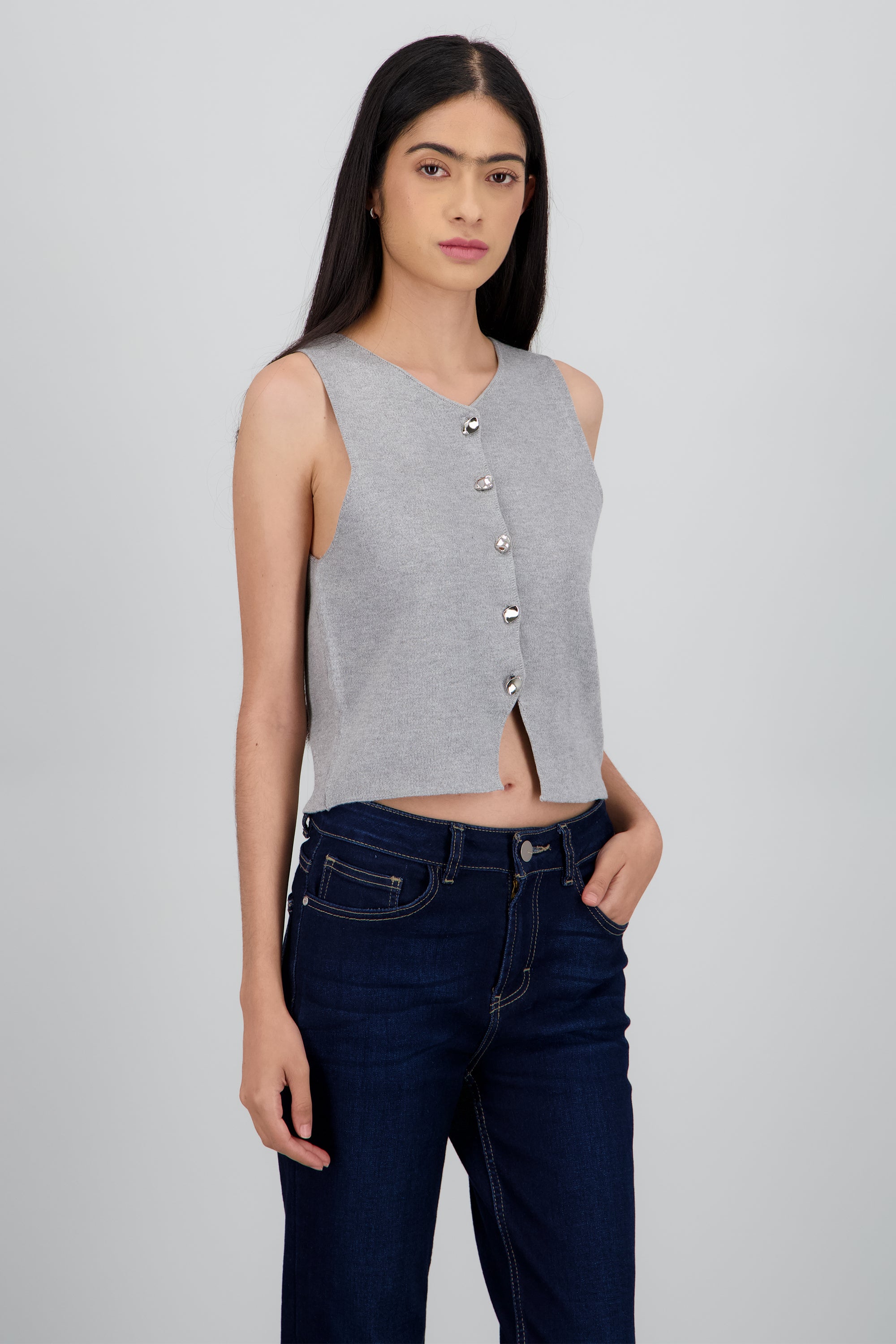 TOP TEJIDO CON DETALLE BOTONES GRIS