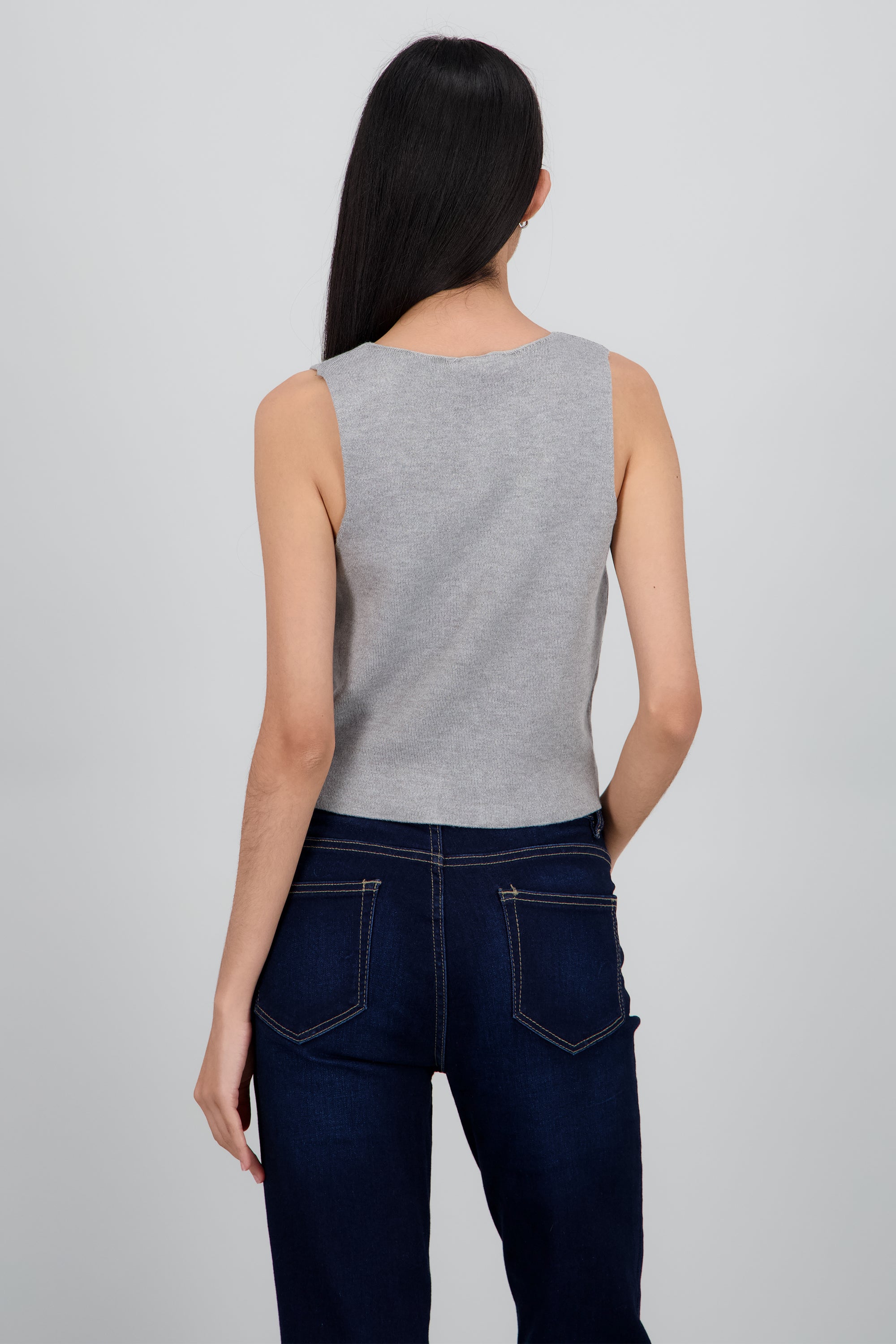 TOP TEJIDO CON DETALLE BOTONES GRIS