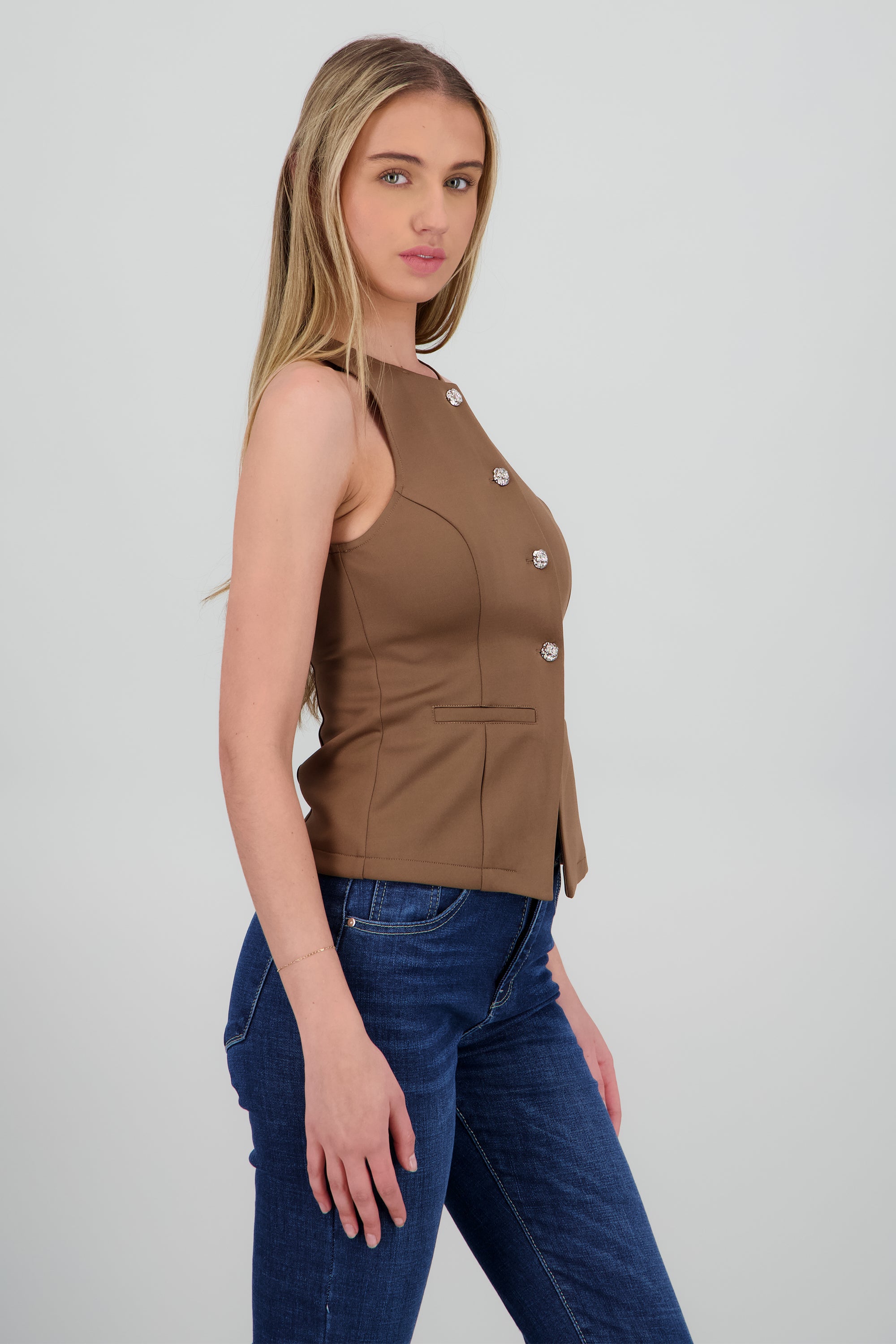 Chaleco detalle botones flor CAFE