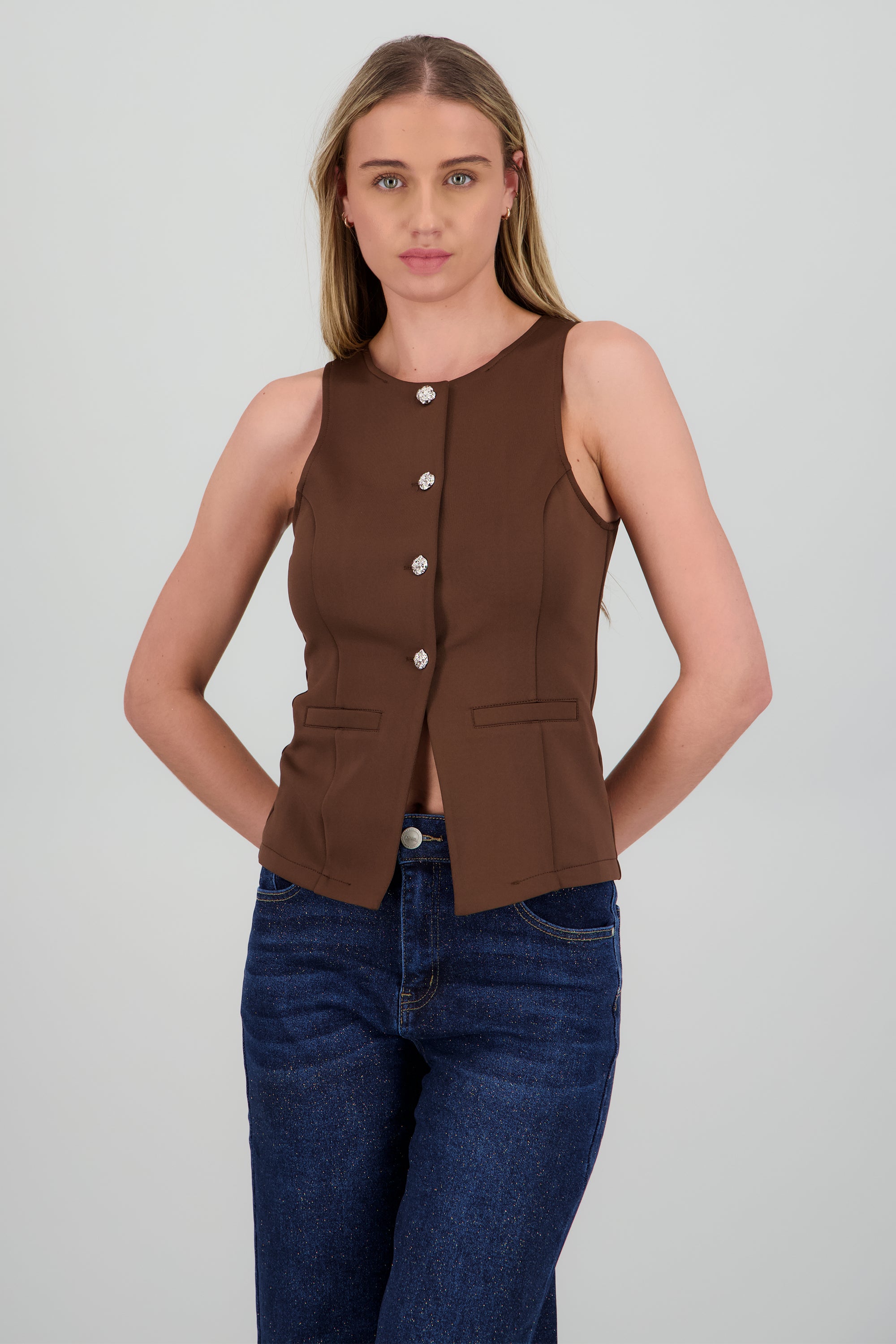 Chaleco detalle botones flor CHOCOLATE