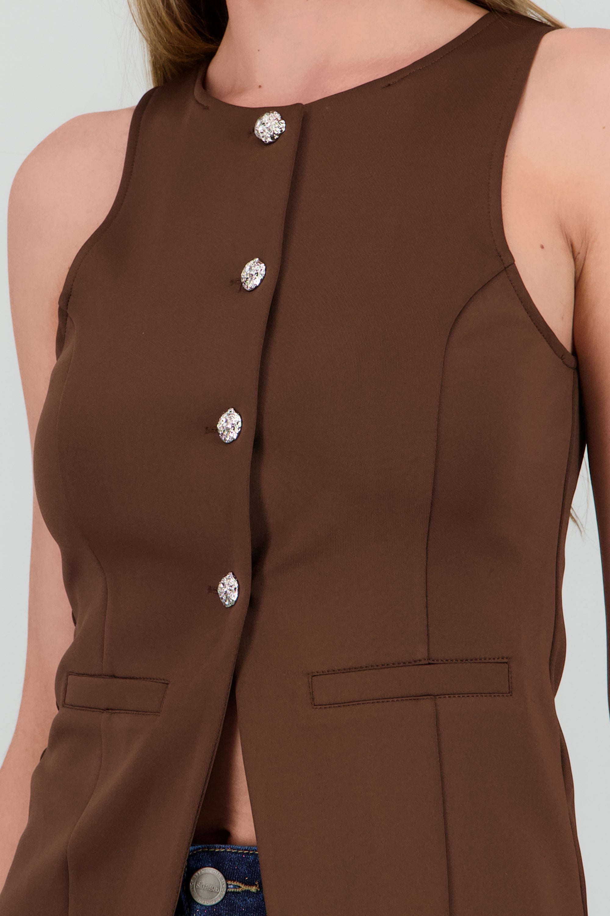Chaleco detalle botones flor CHOCOLATE