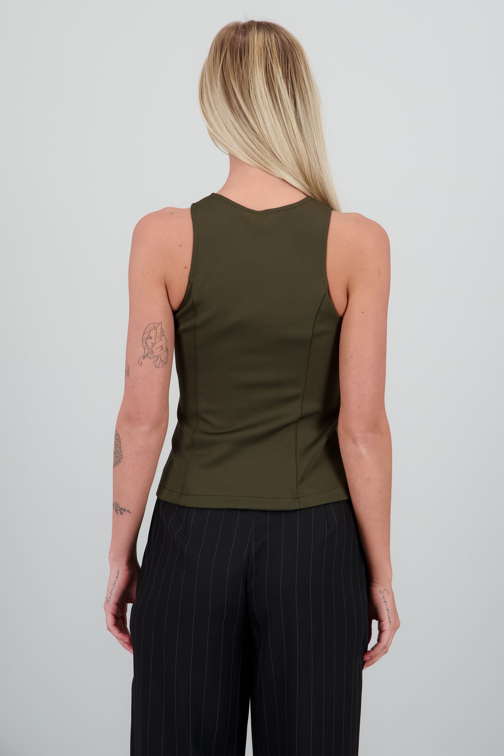 Chaleco detalle botones flor OLIVO