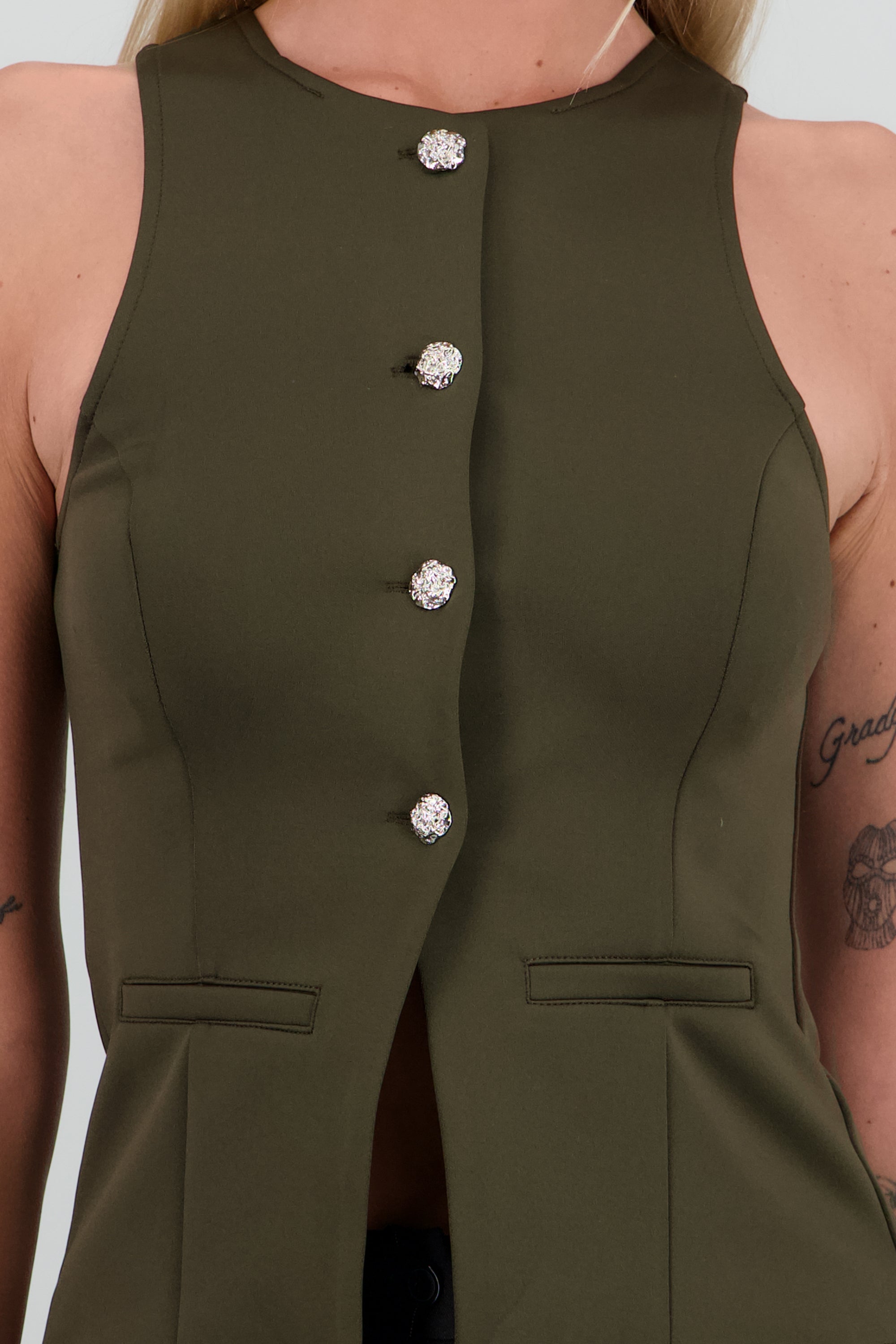 Chaleco detalle botones flor OLIVO