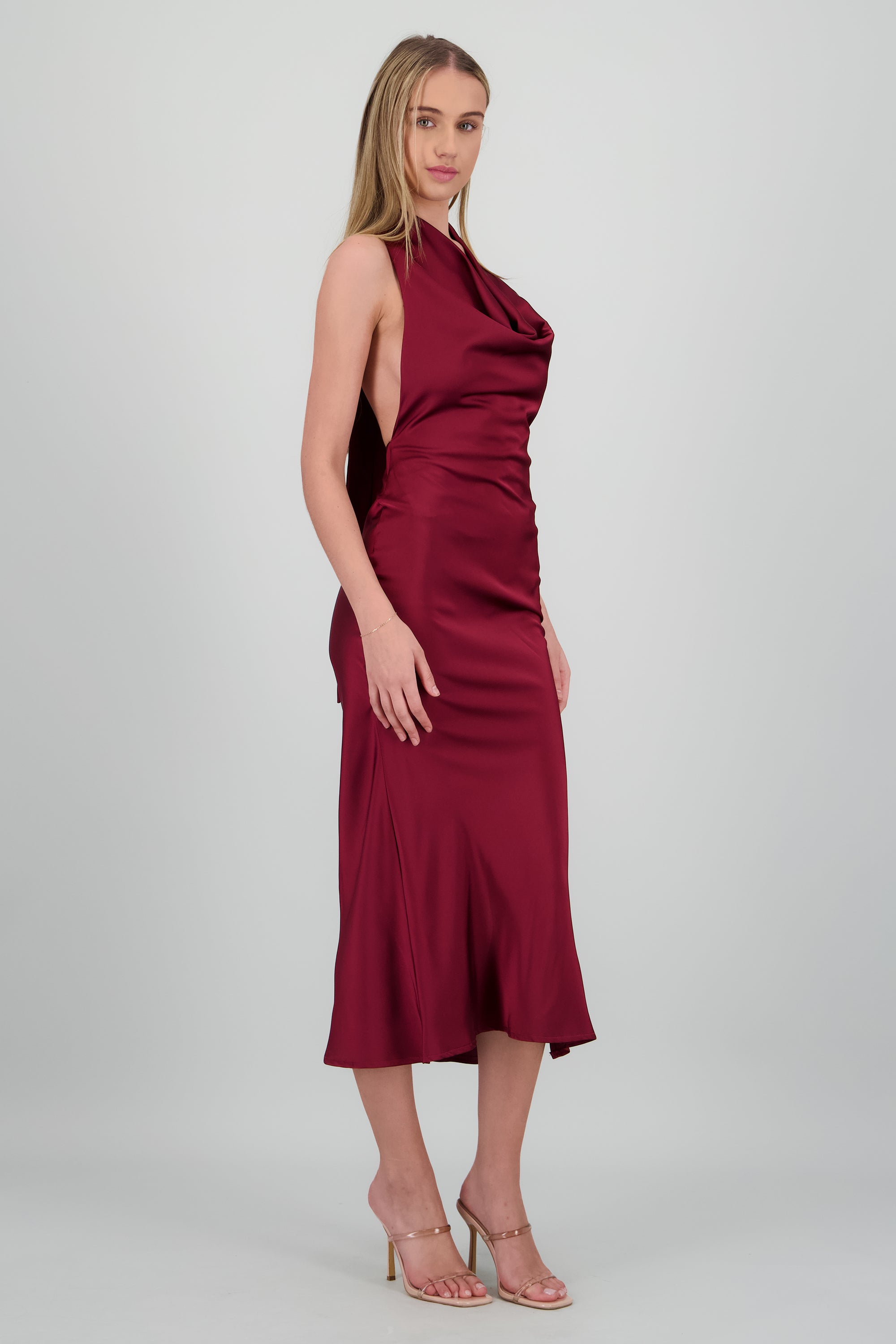 Vestido midi escote cascada halter satinado VINO