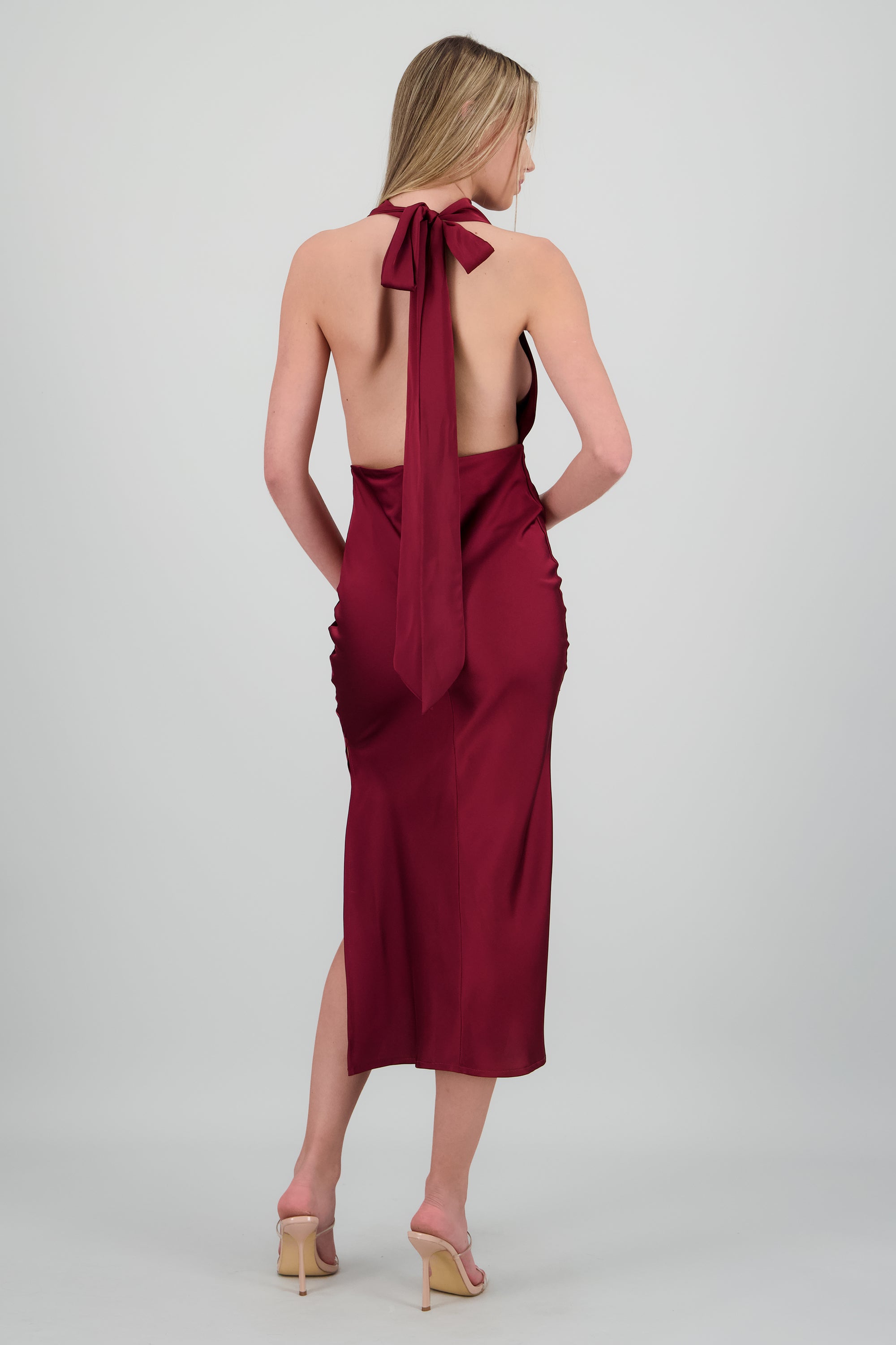 Vestido midi escote cascada halter satinado VINO