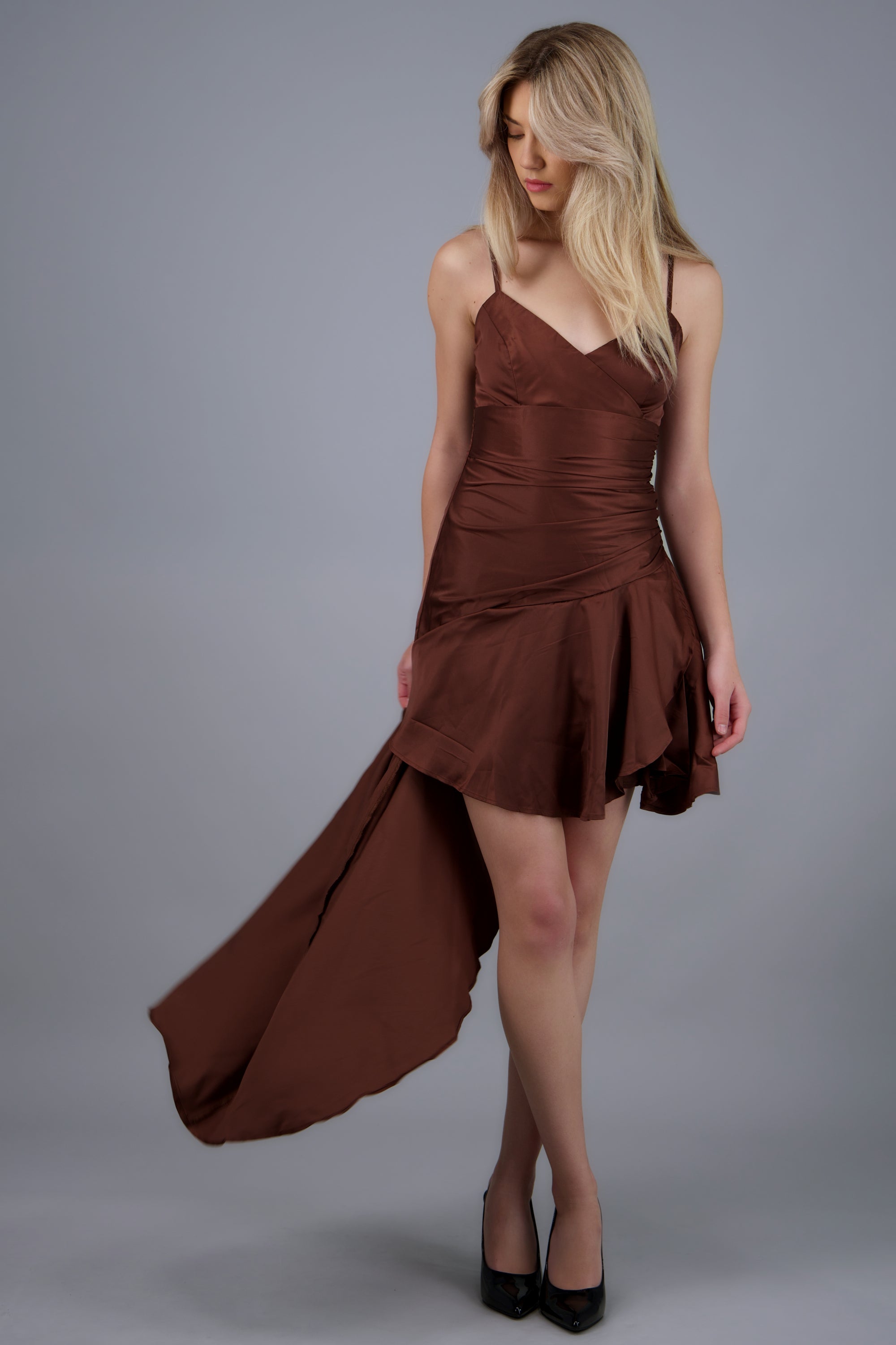 Vestido satin corte asimetrico CHOCOLATE