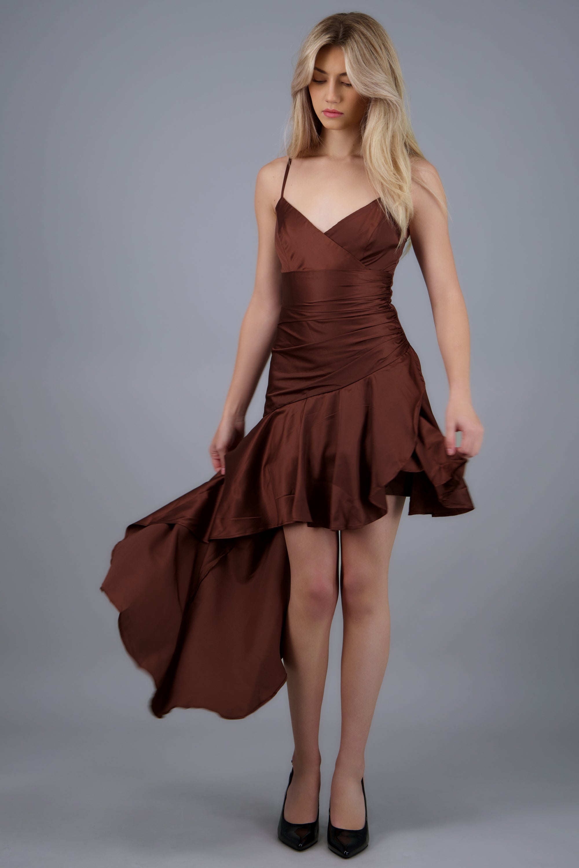 Vestido satin corte asimetrico CHOCOLATE