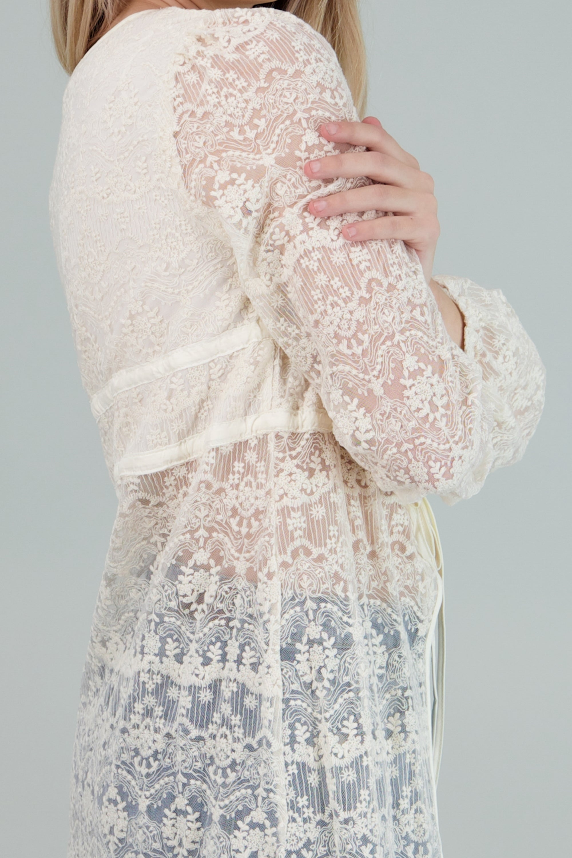 CARDIGAN ENCAJE M/L DET MOÑO CREMA