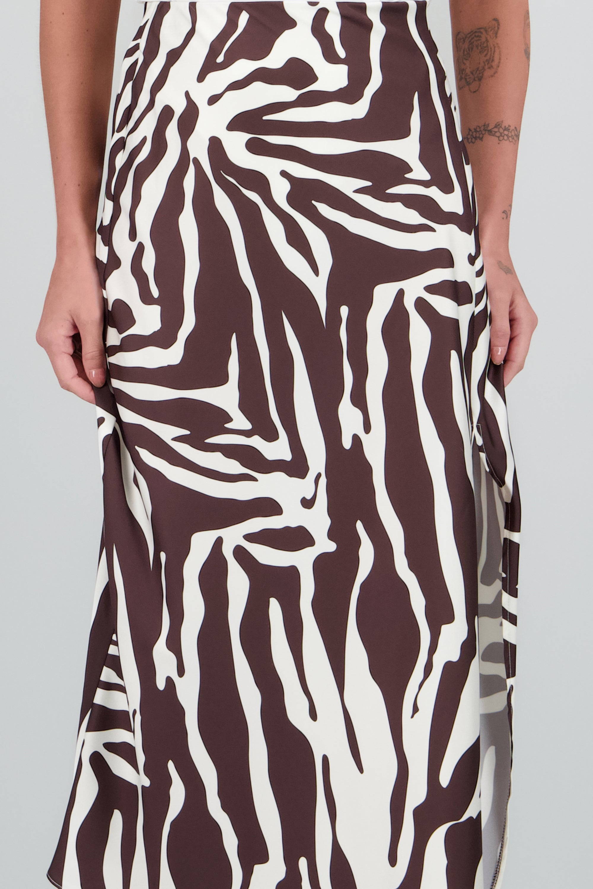 Falda midi satin con abertura estampado zebra CAFE COMBO