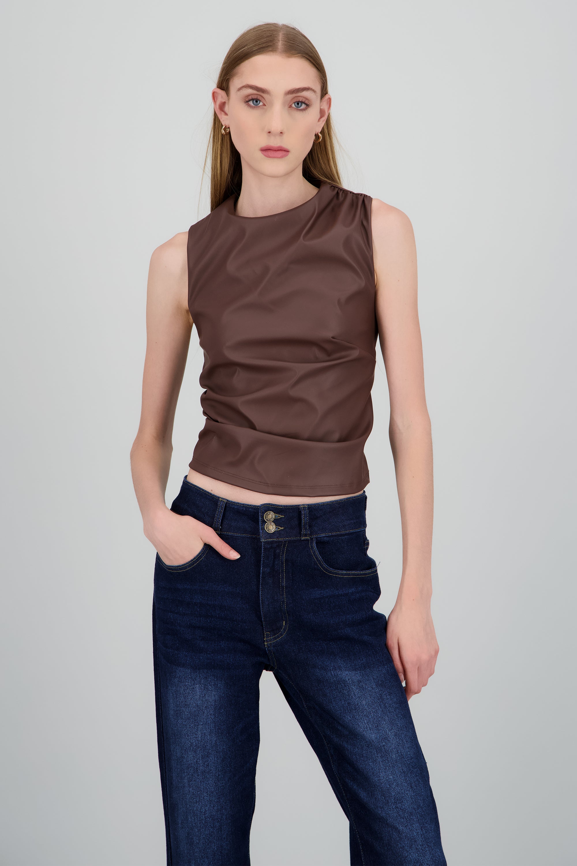 Top cuello alto efecto piel drapeado CHOCOLATE