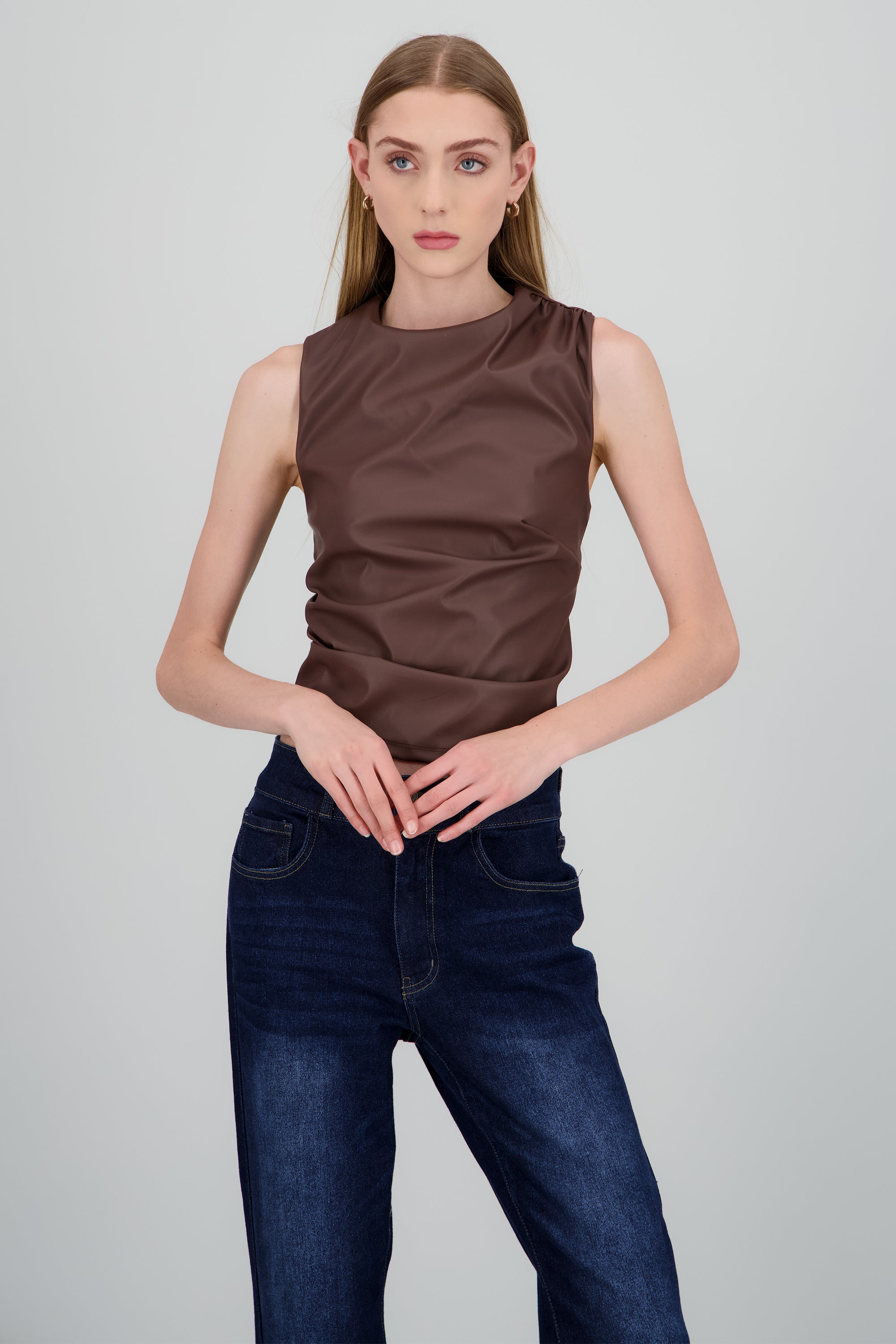 Top cuello alto efecto piel drapeado CHOCOLATE