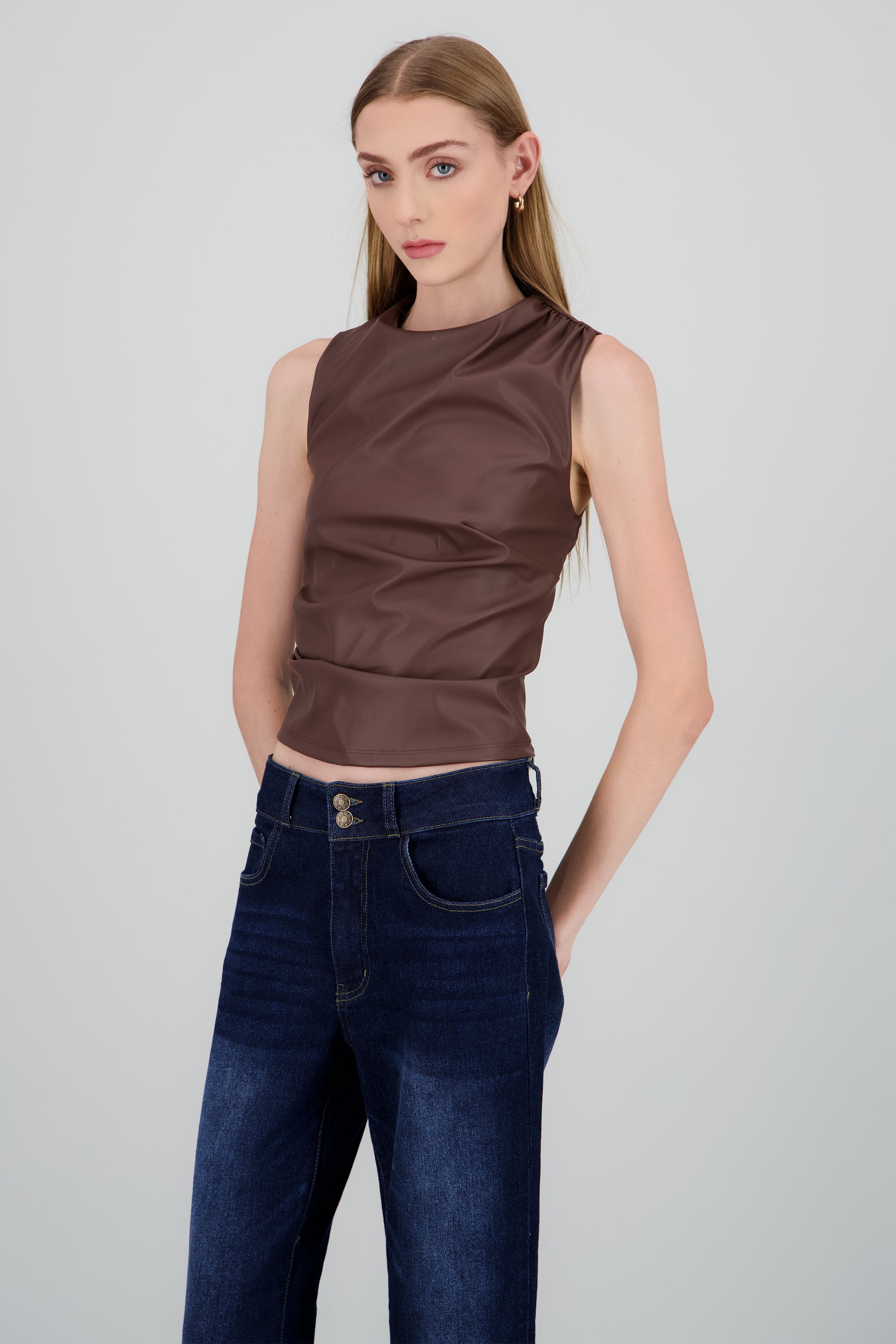 Top cuello alto efecto piel drapeado CHOCOLATE