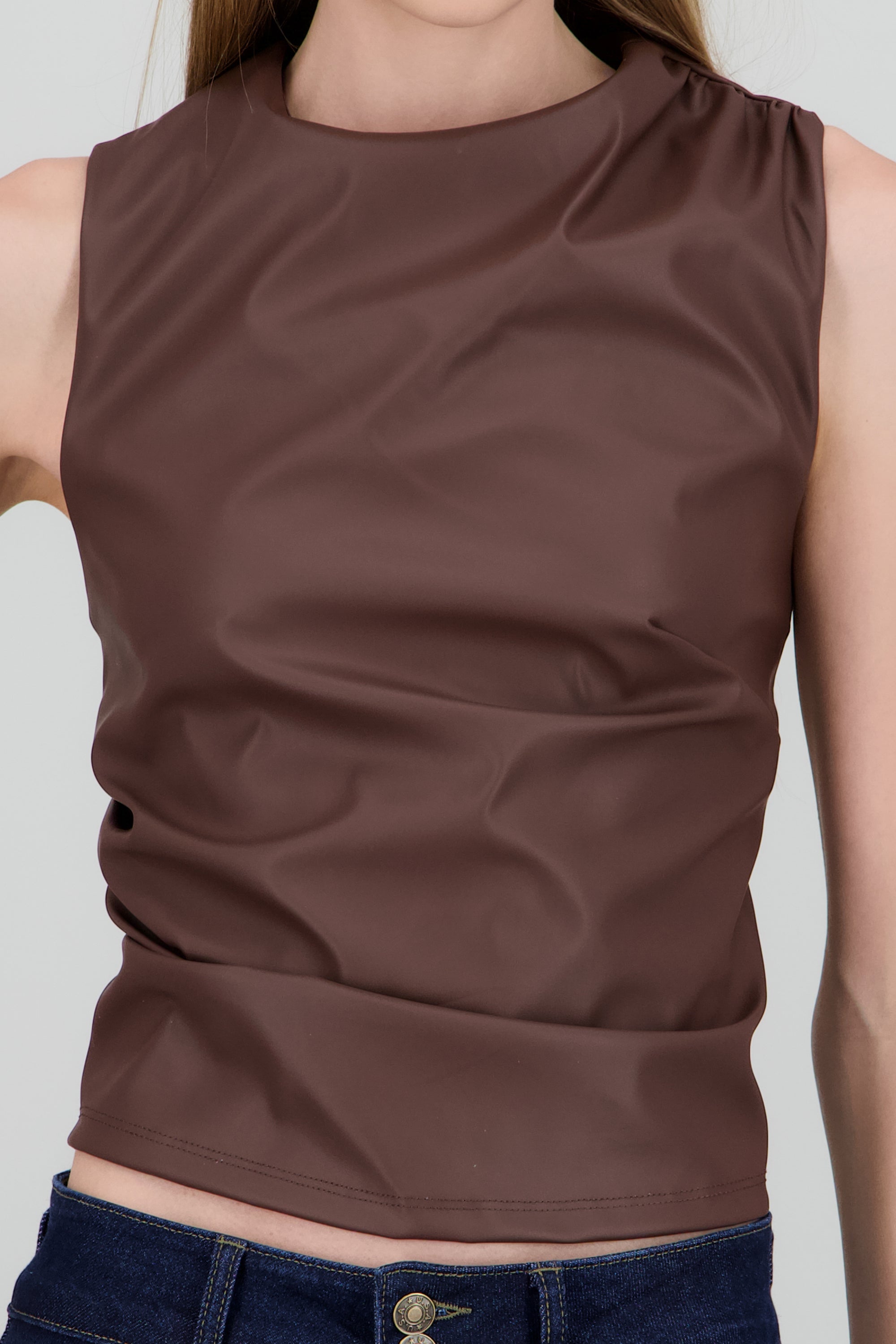 Top cuello alto efecto piel drapeado CHOCOLATE