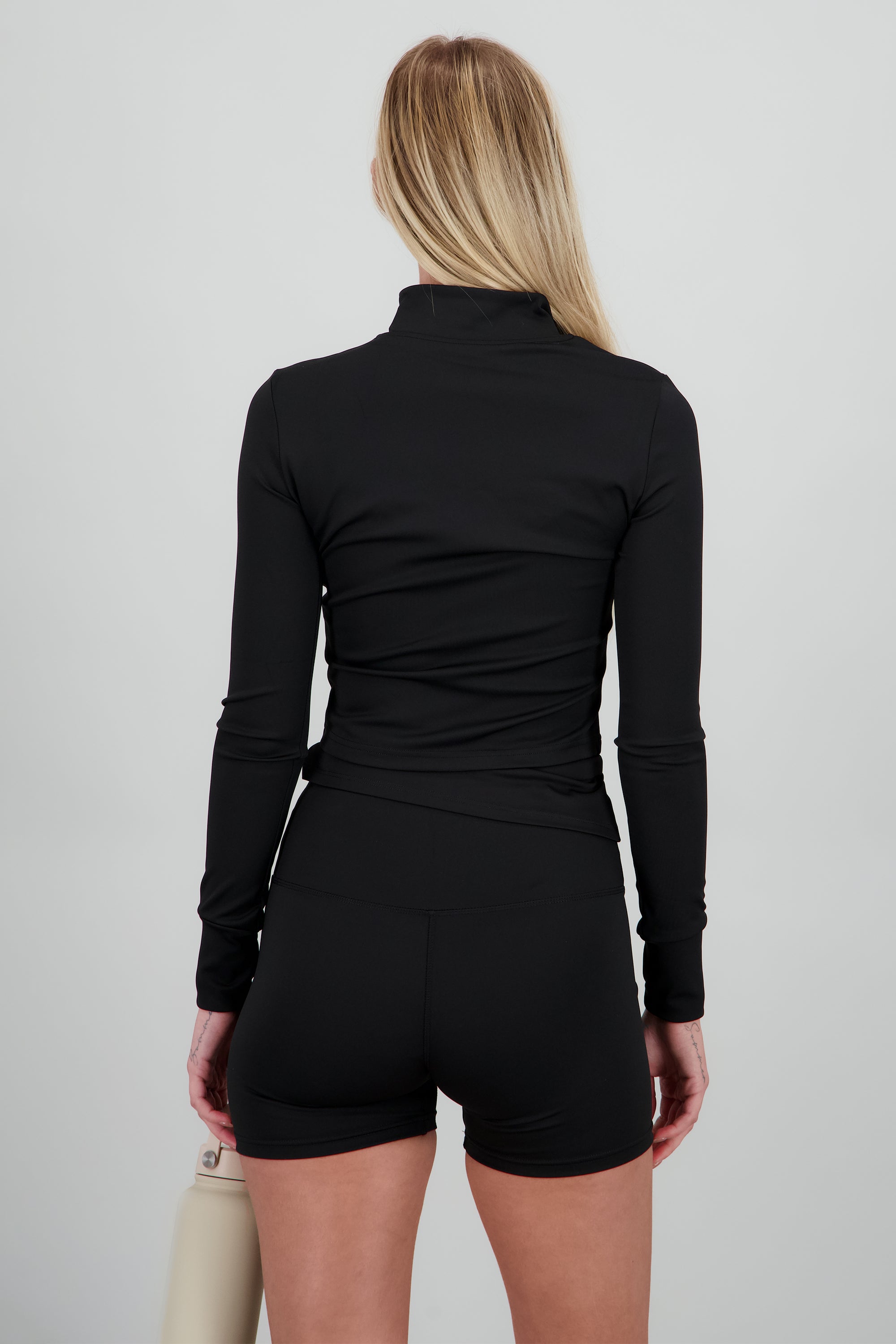 Chamarra deportiva detalle costuras NEGRO