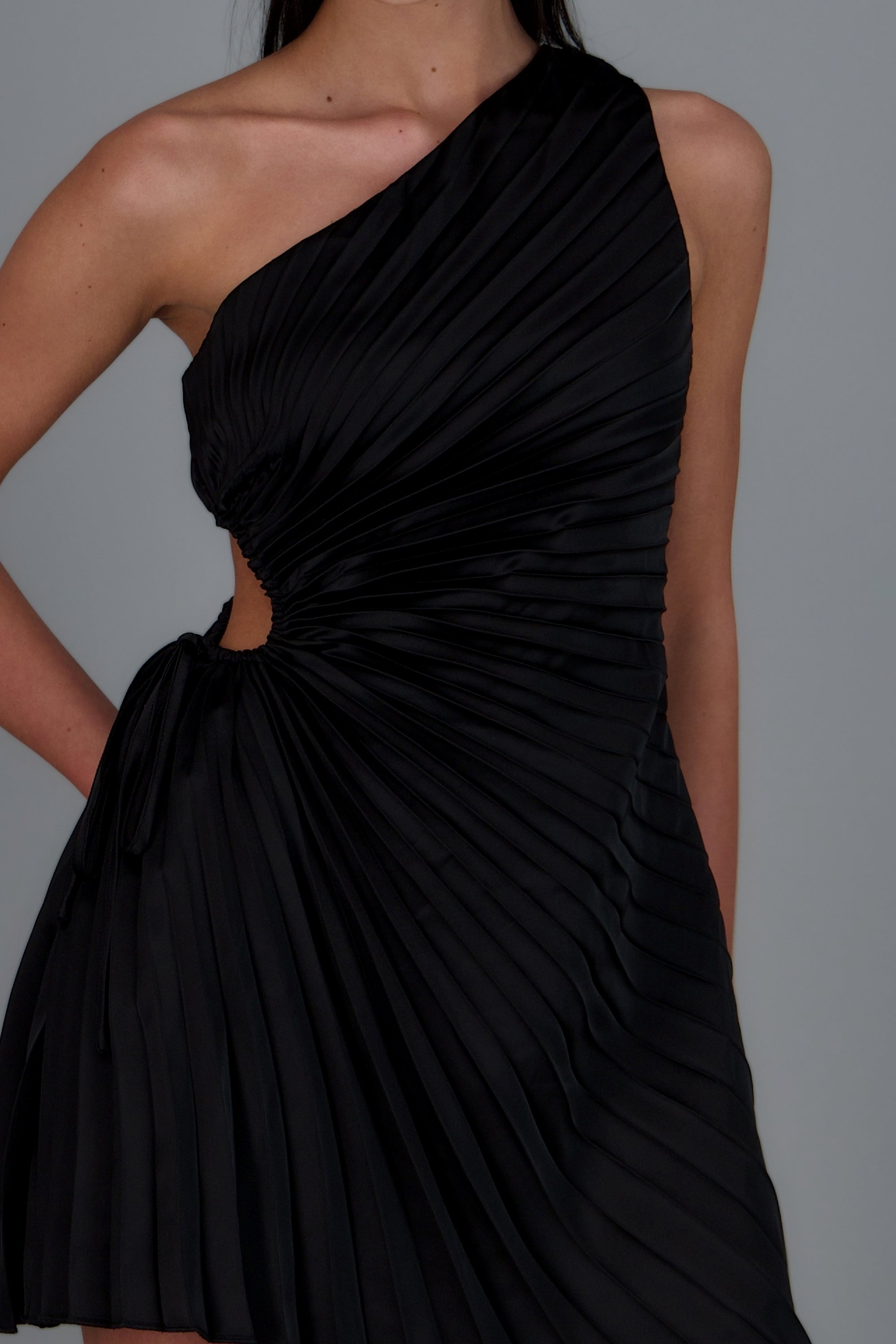 Vestido corte asimetrico plisado NEGRO