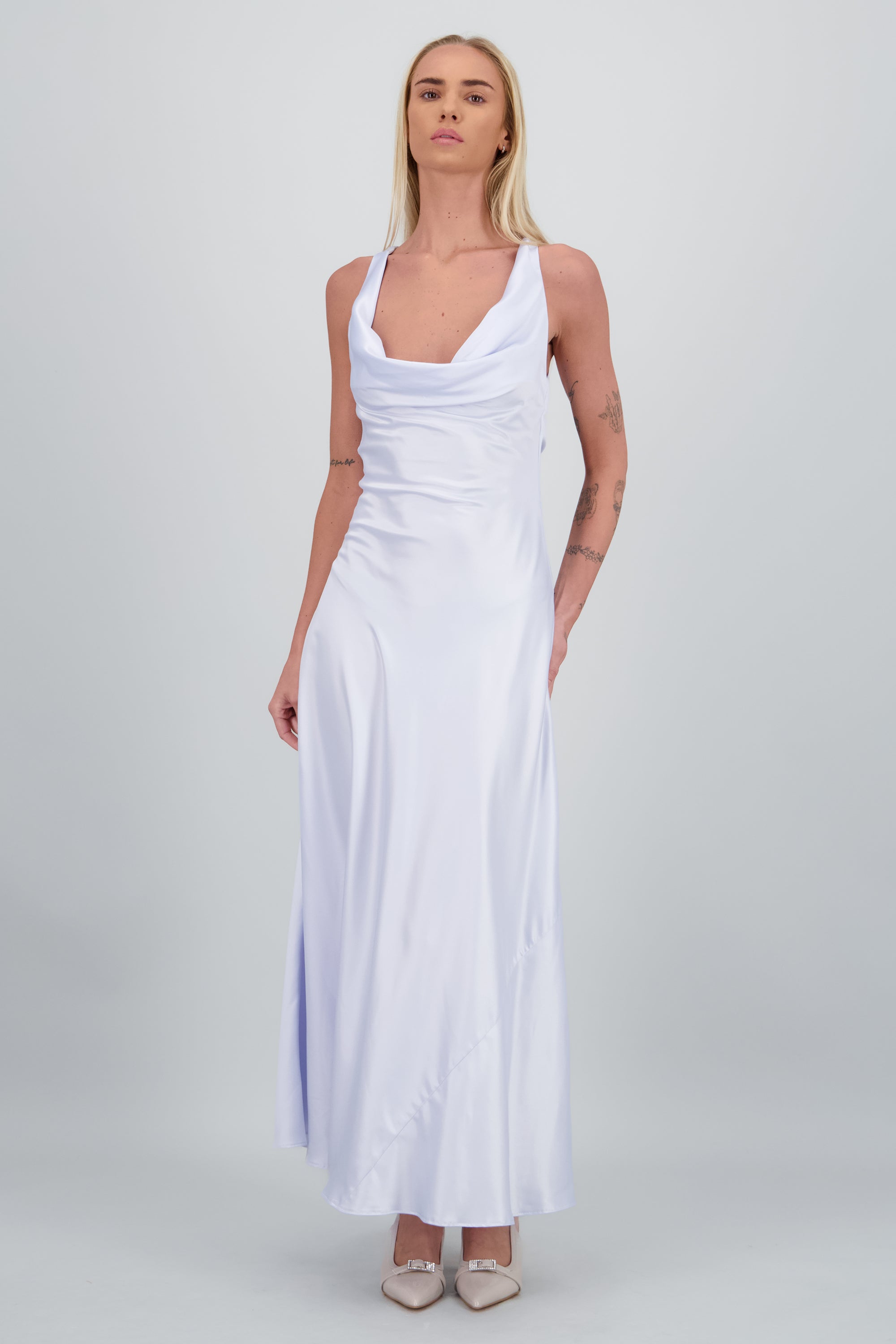 Vestido satinado de escote cascada AZUL CIELO