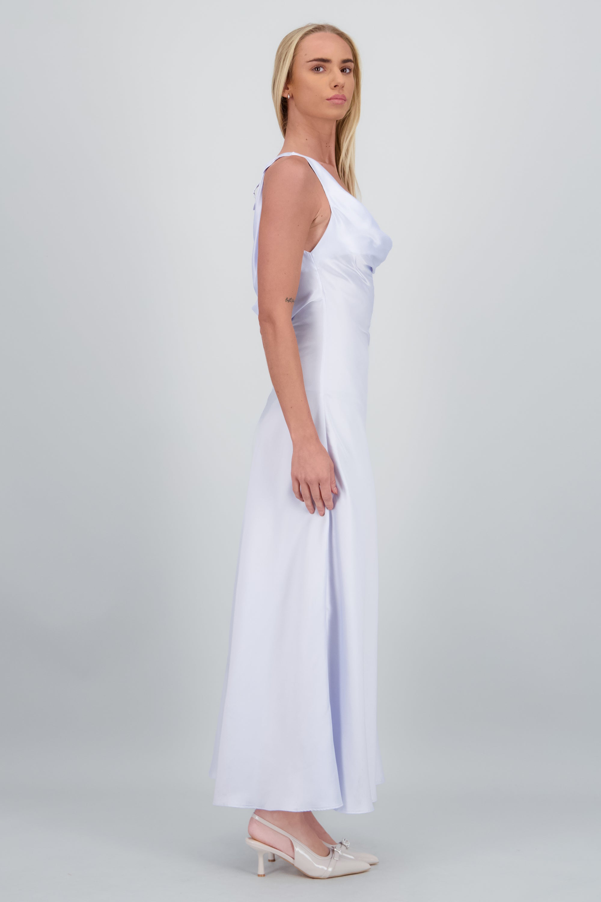 Vestido satinado de escote cascada AZUL CIELO