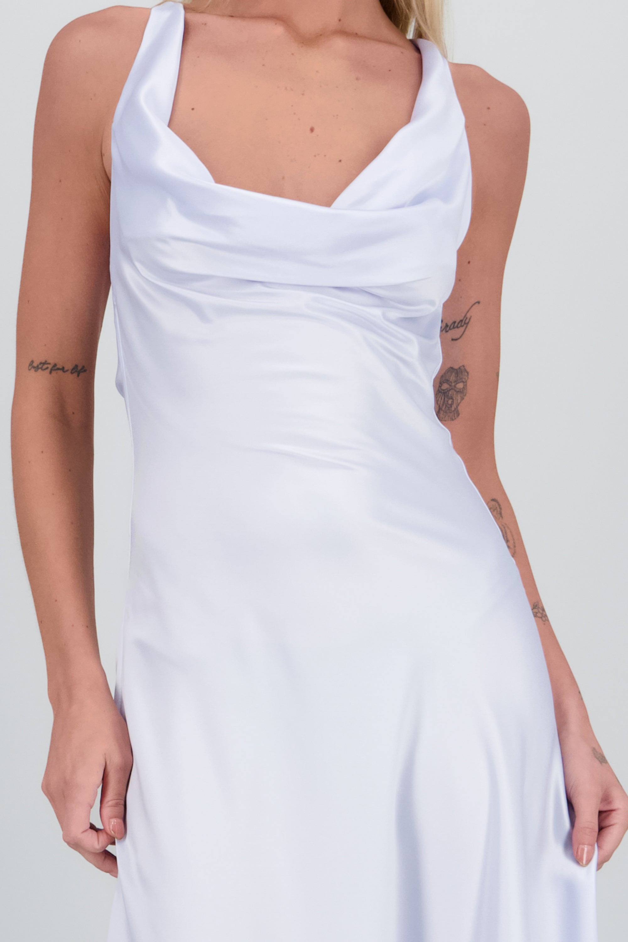 Vestido satinado de escote cascada AZUL CIELO