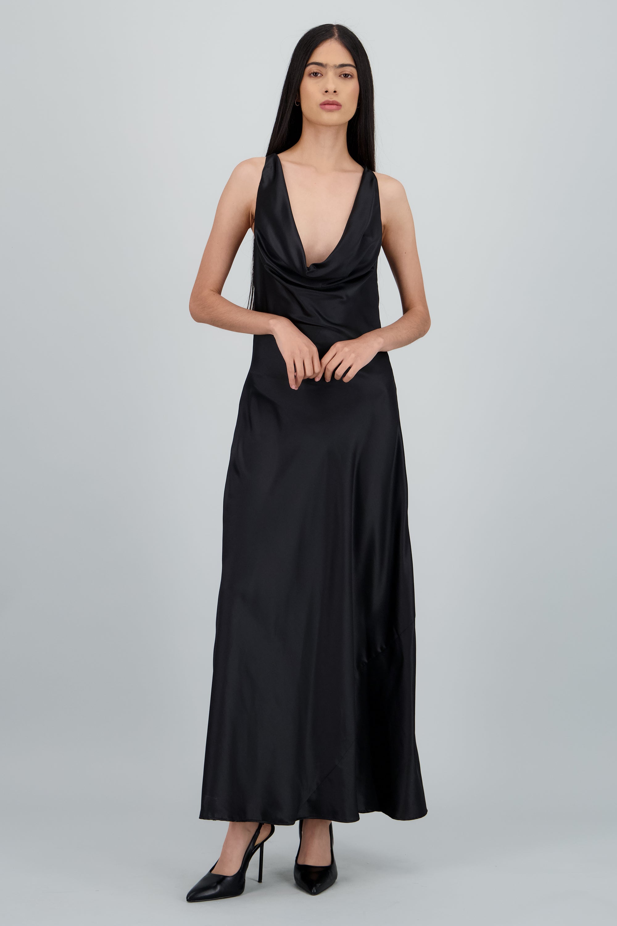 Vestido satinado de escote cascada NEGRO