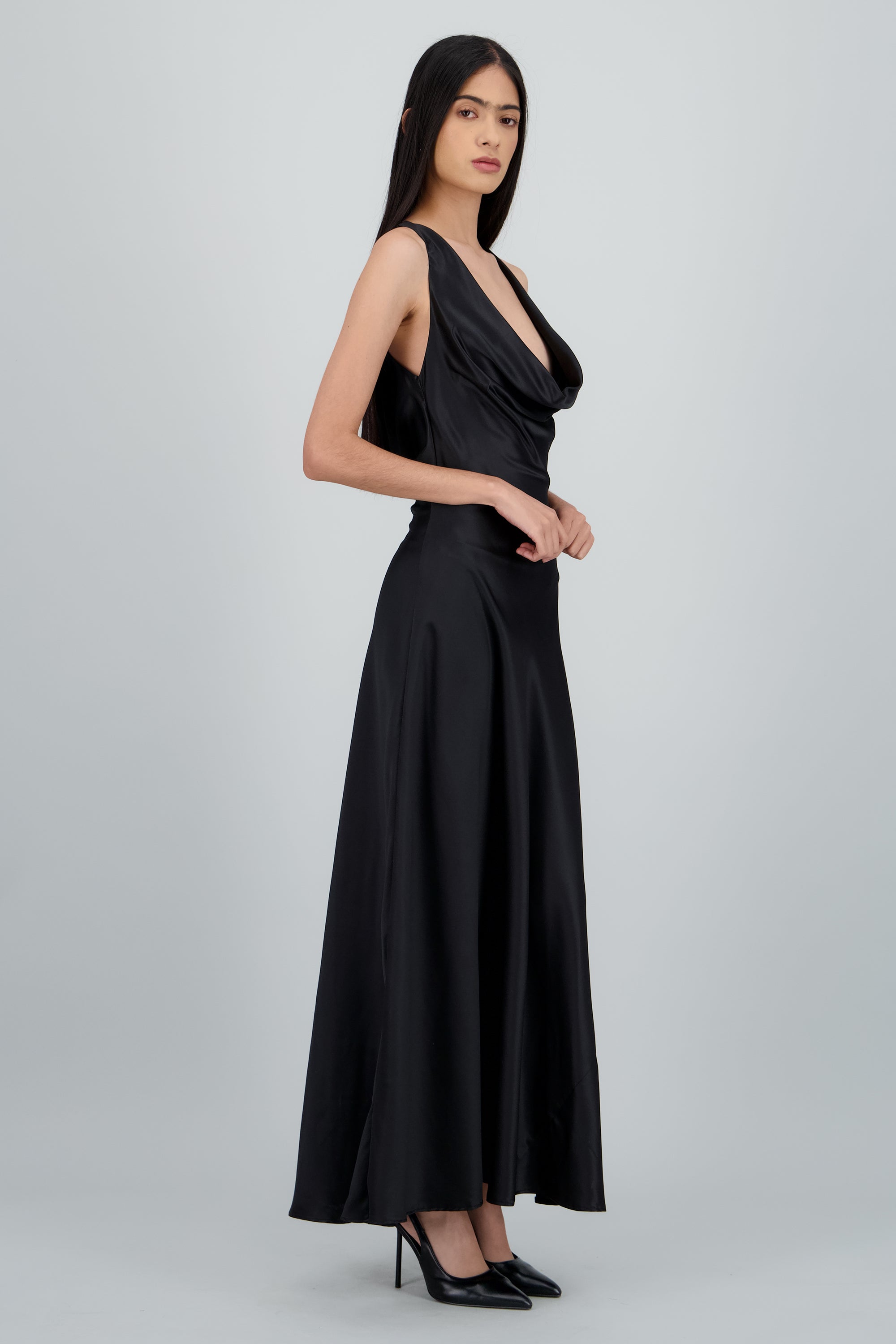 Vestido satinado de escote cascada NEGRO