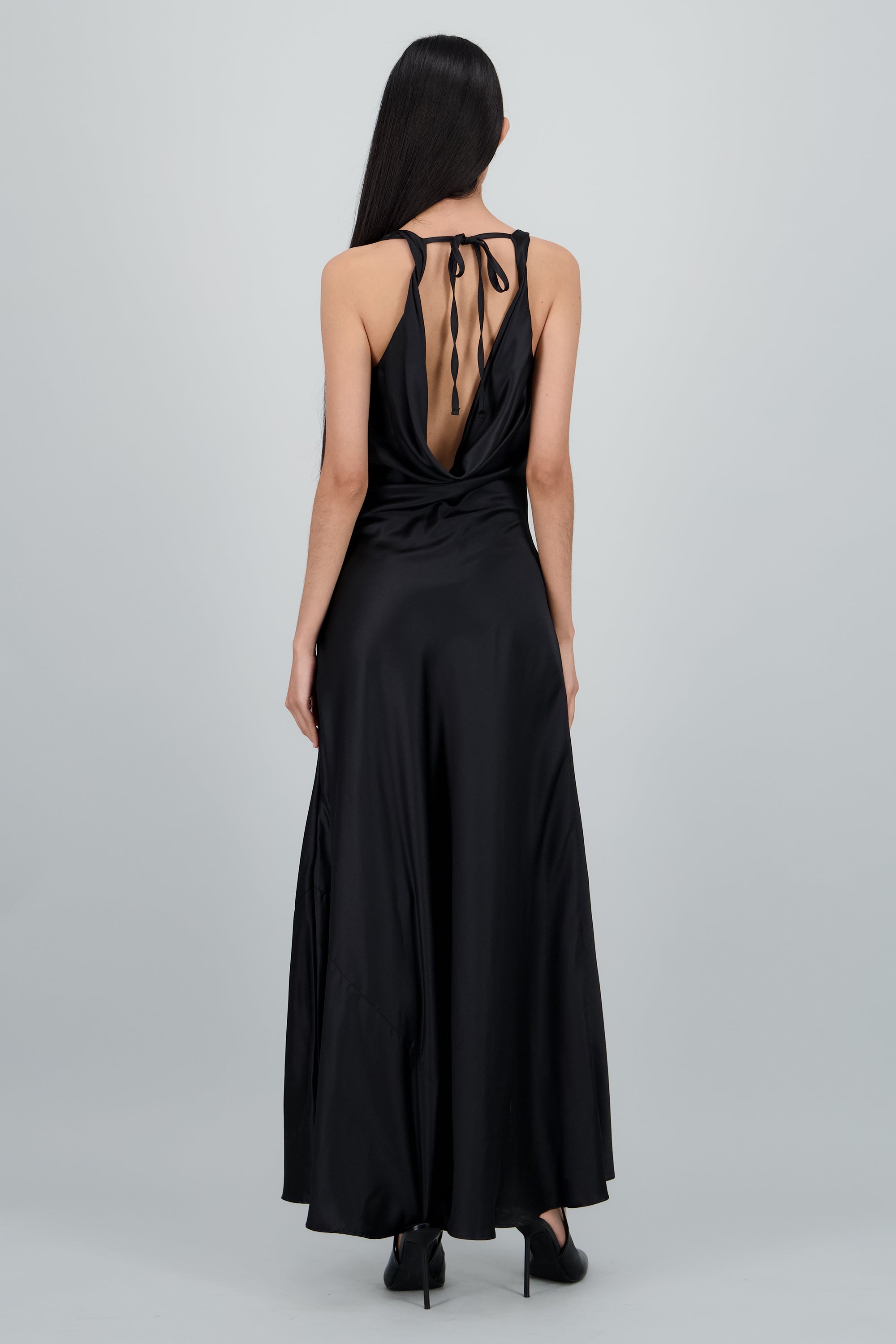 Vestido satinado de escote cascada NEGRO