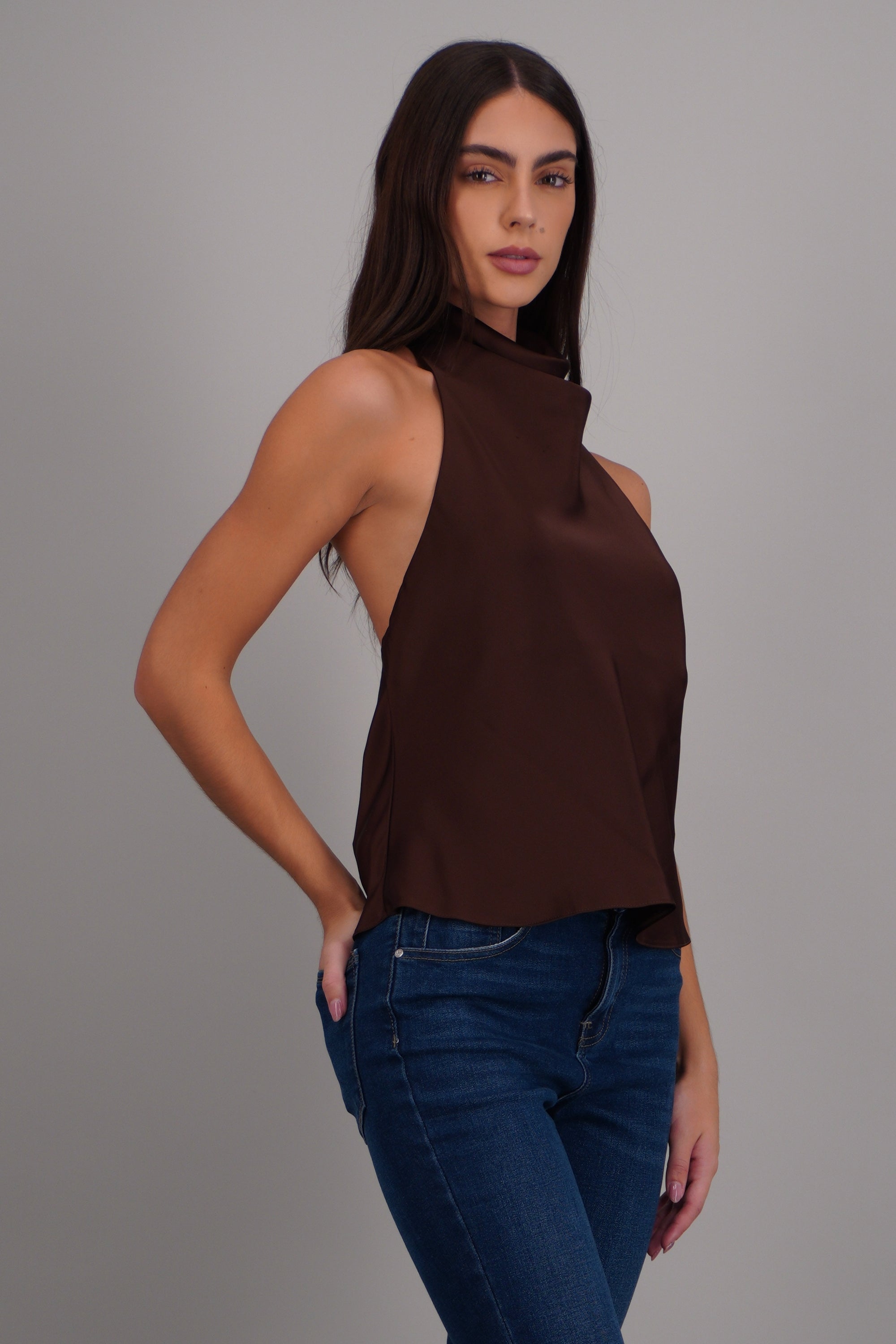 Top halter de cuello cascada satinado CHOCOLATE