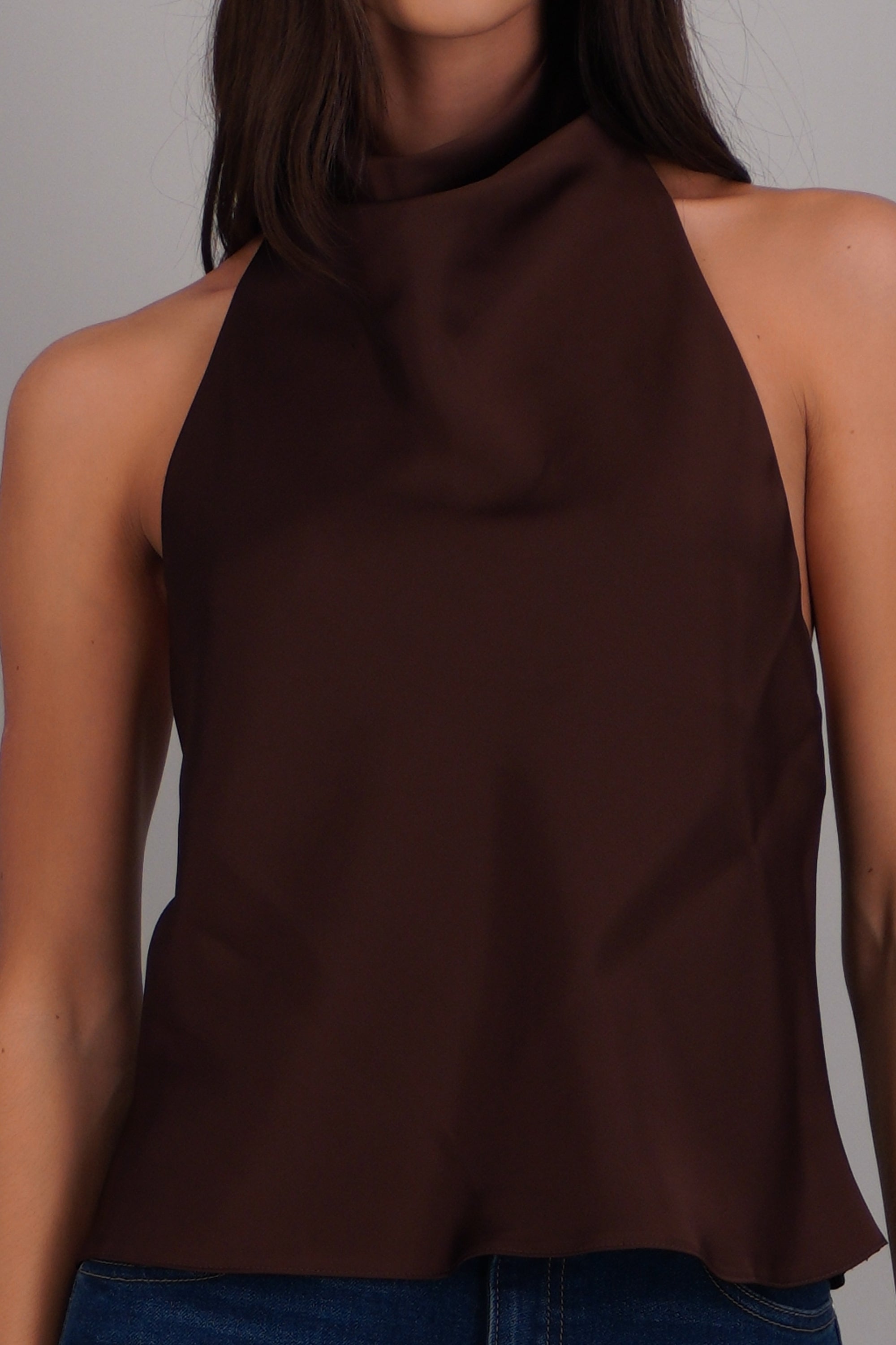 Top halter de cuello cascada satinado CHOCOLATE