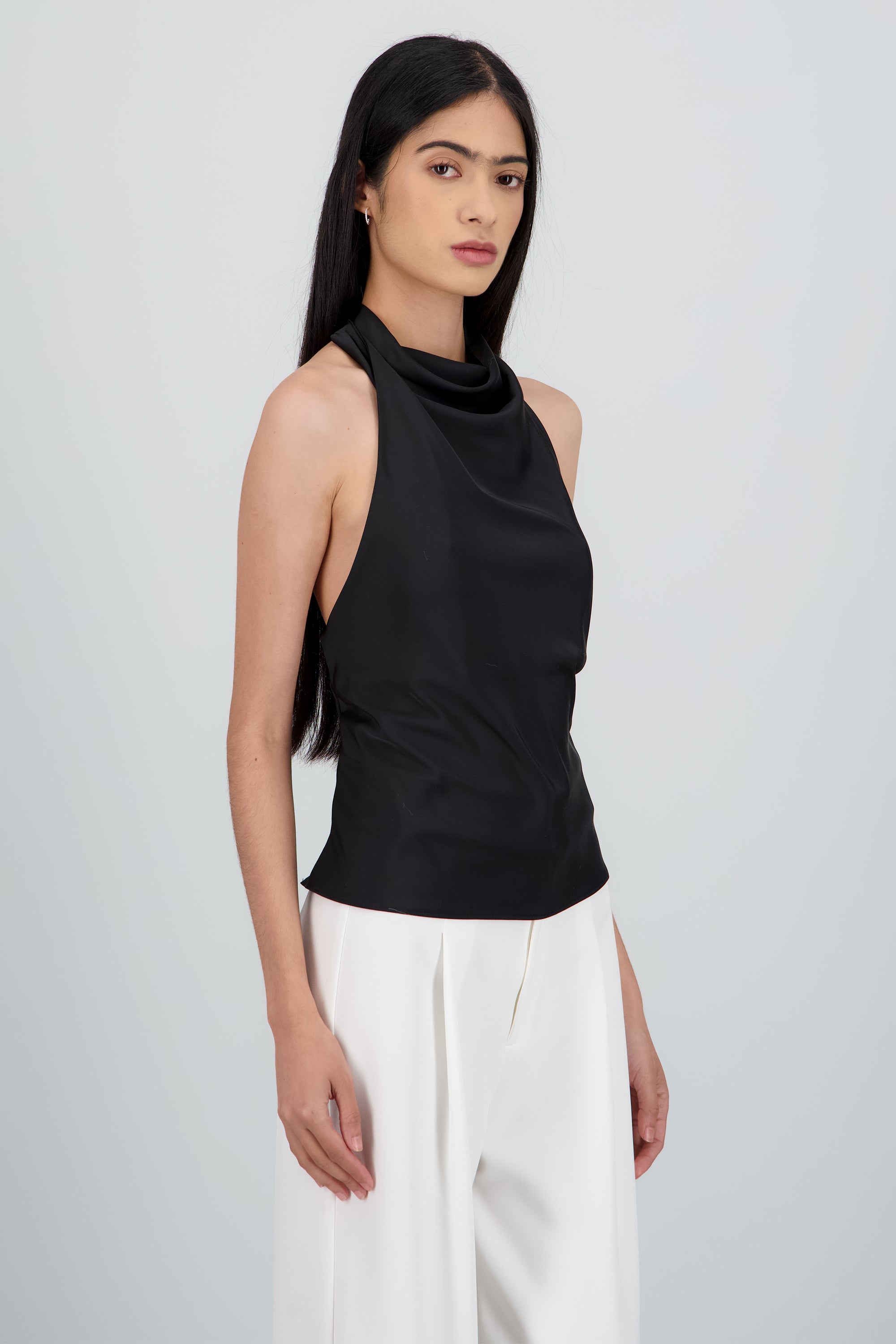 Top halter de cuello cascada satinado NEGRO
