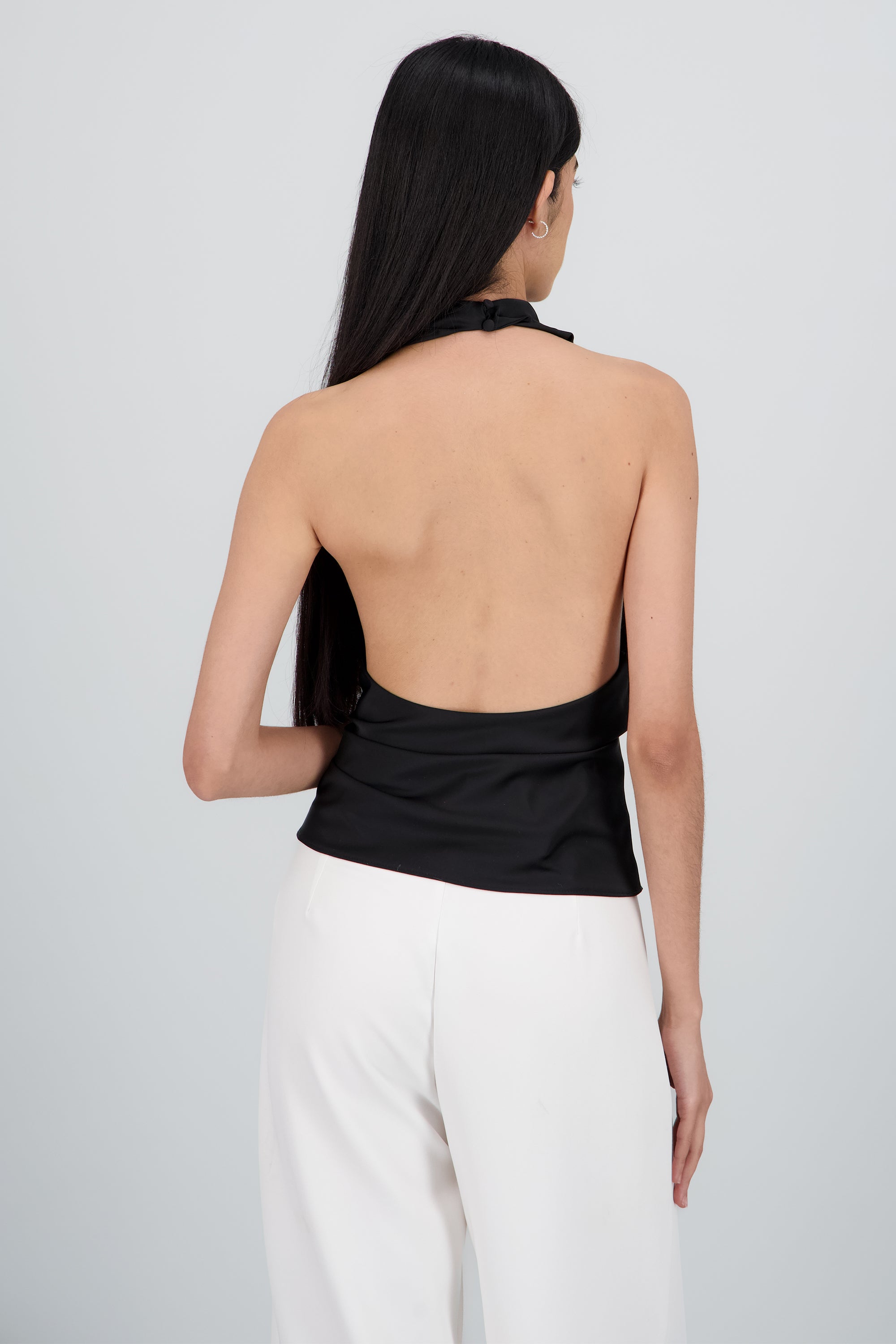 Top halter de cuello cascada satinado NEGRO