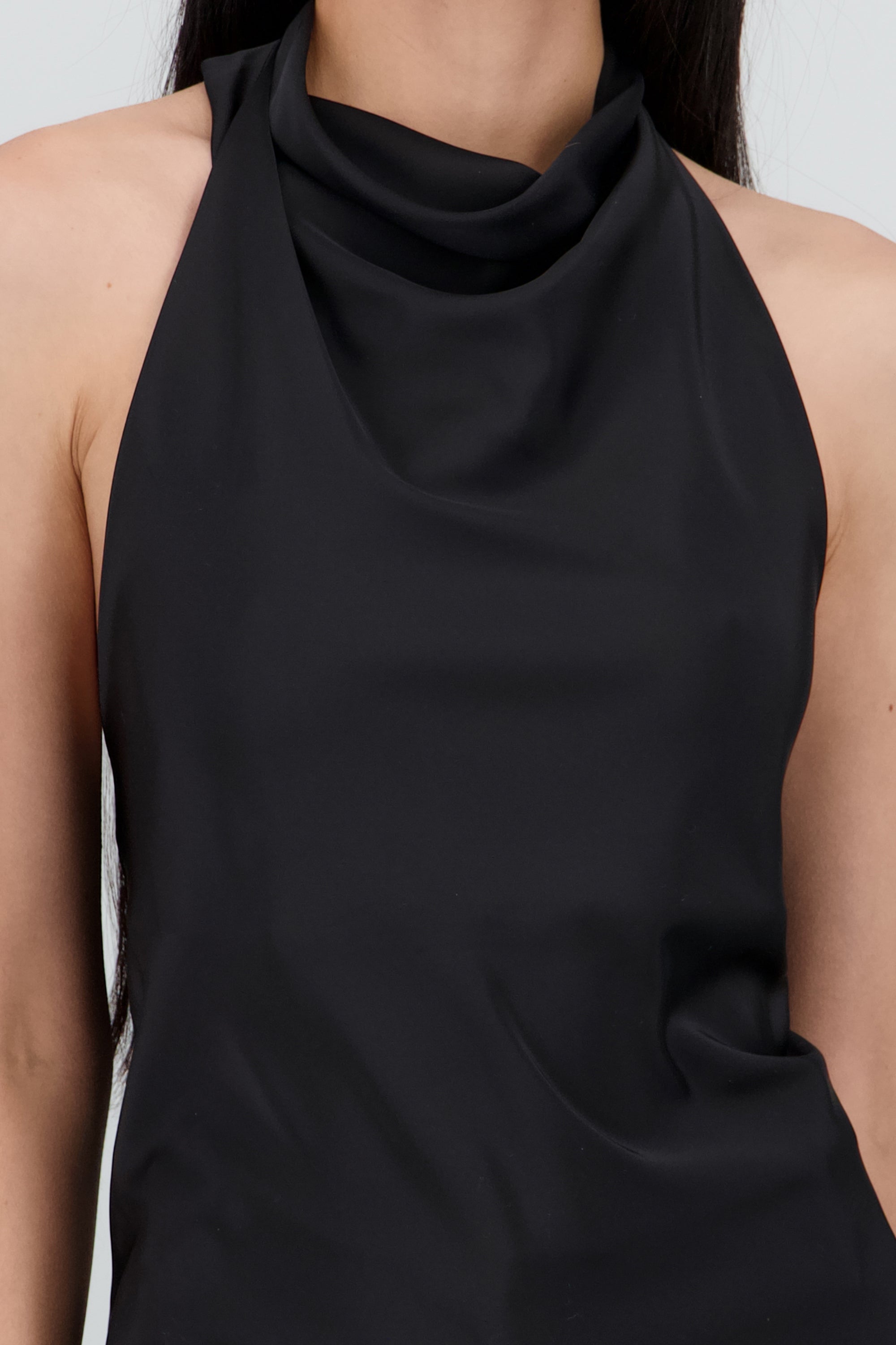 Top halter de cuello cascada satinado NEGRO
