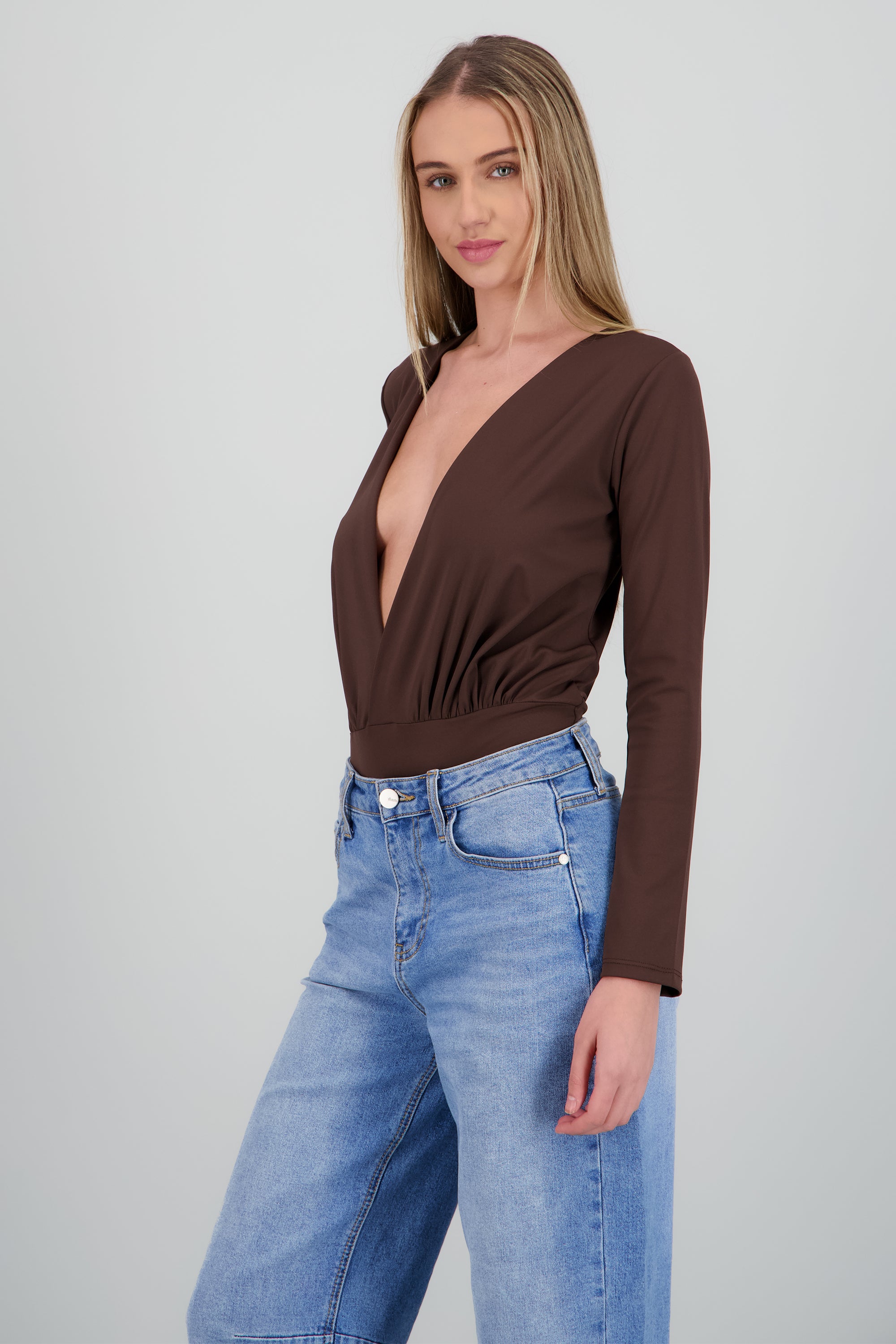 Body escote V con detalle drapeado y manga larga CHOCOLATE