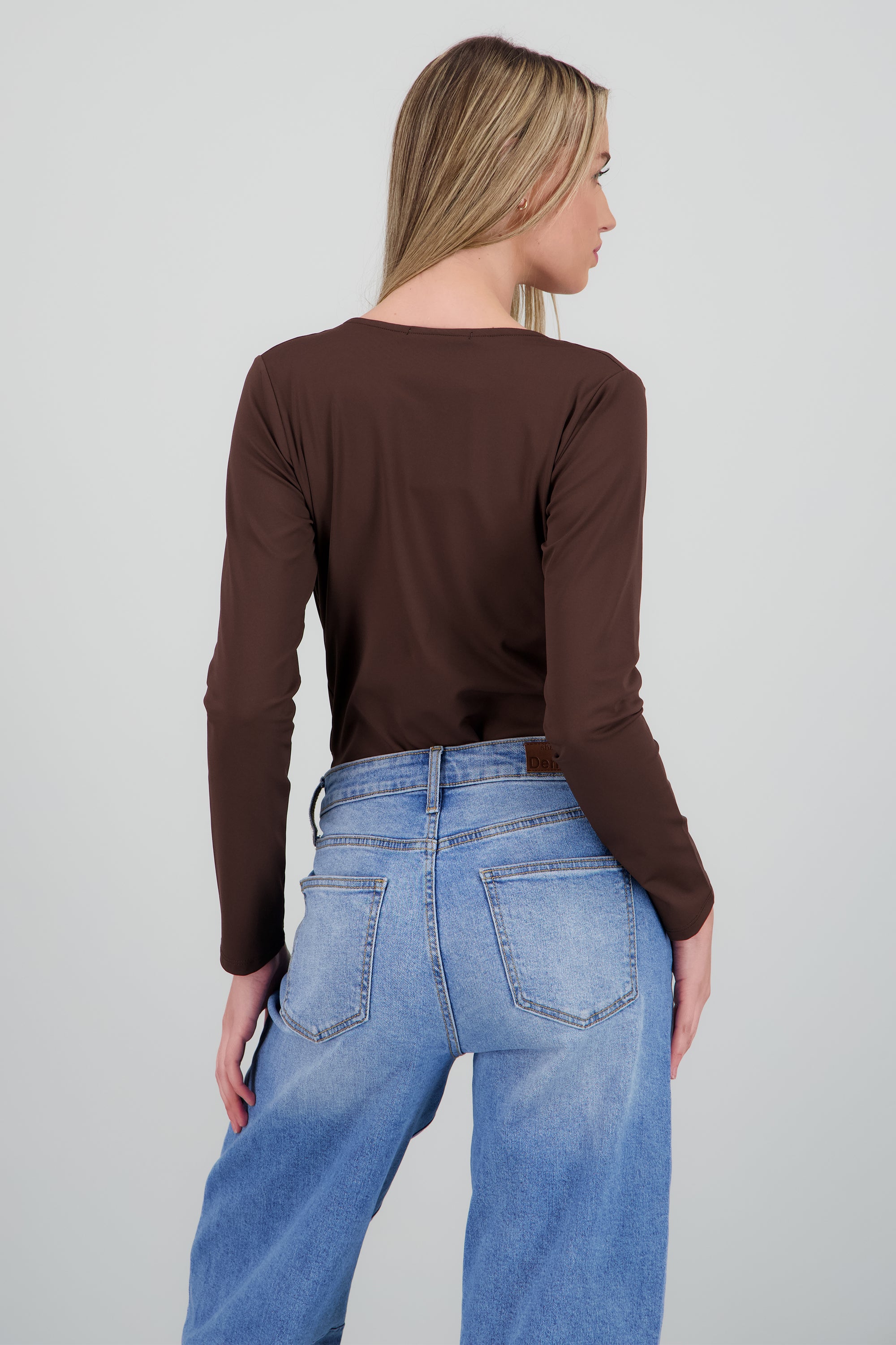 Body escote V con detalle drapeado y manga larga CHOCOLATE