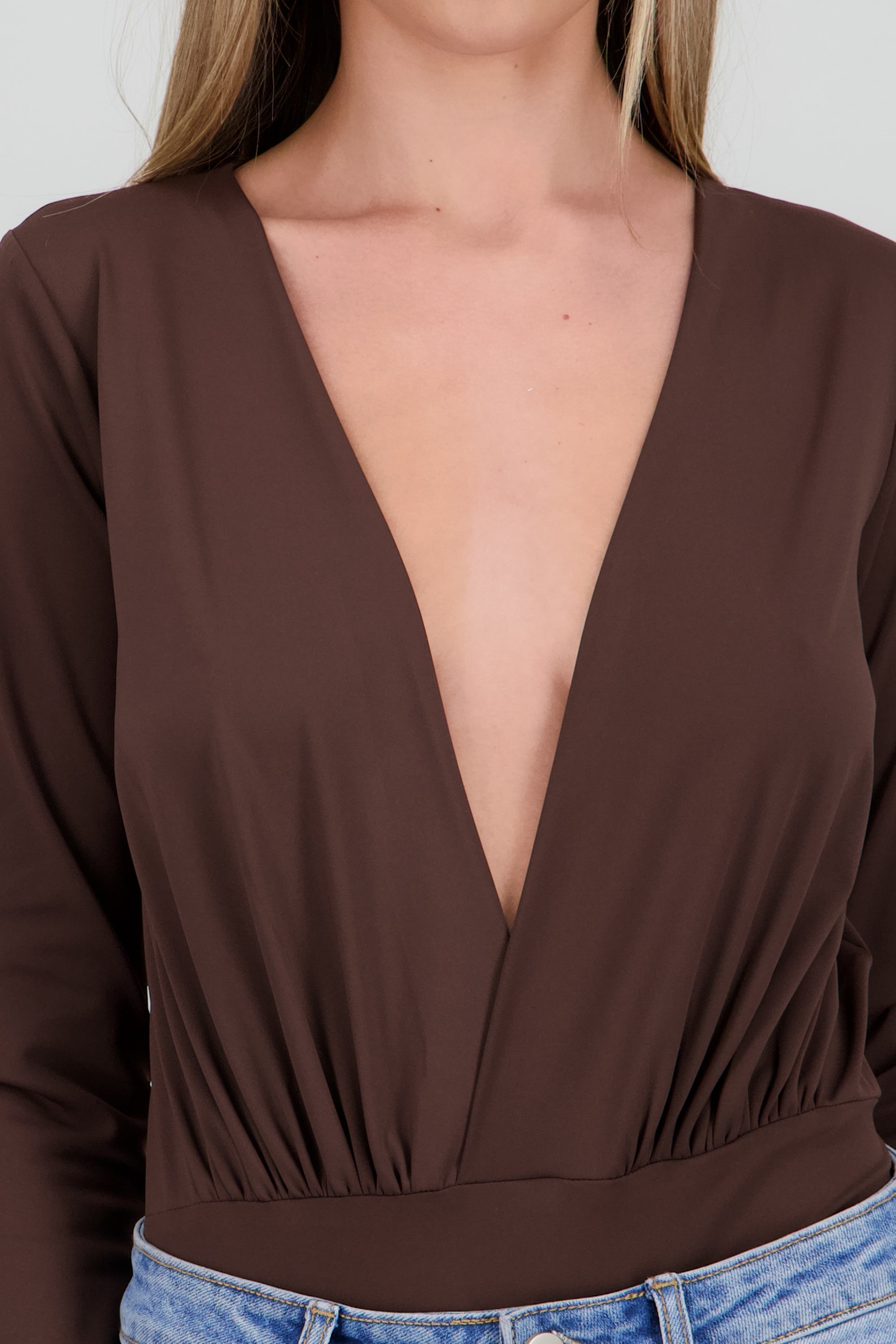 Body escote V con detalle drapeado y manga larga CHOCOLATE