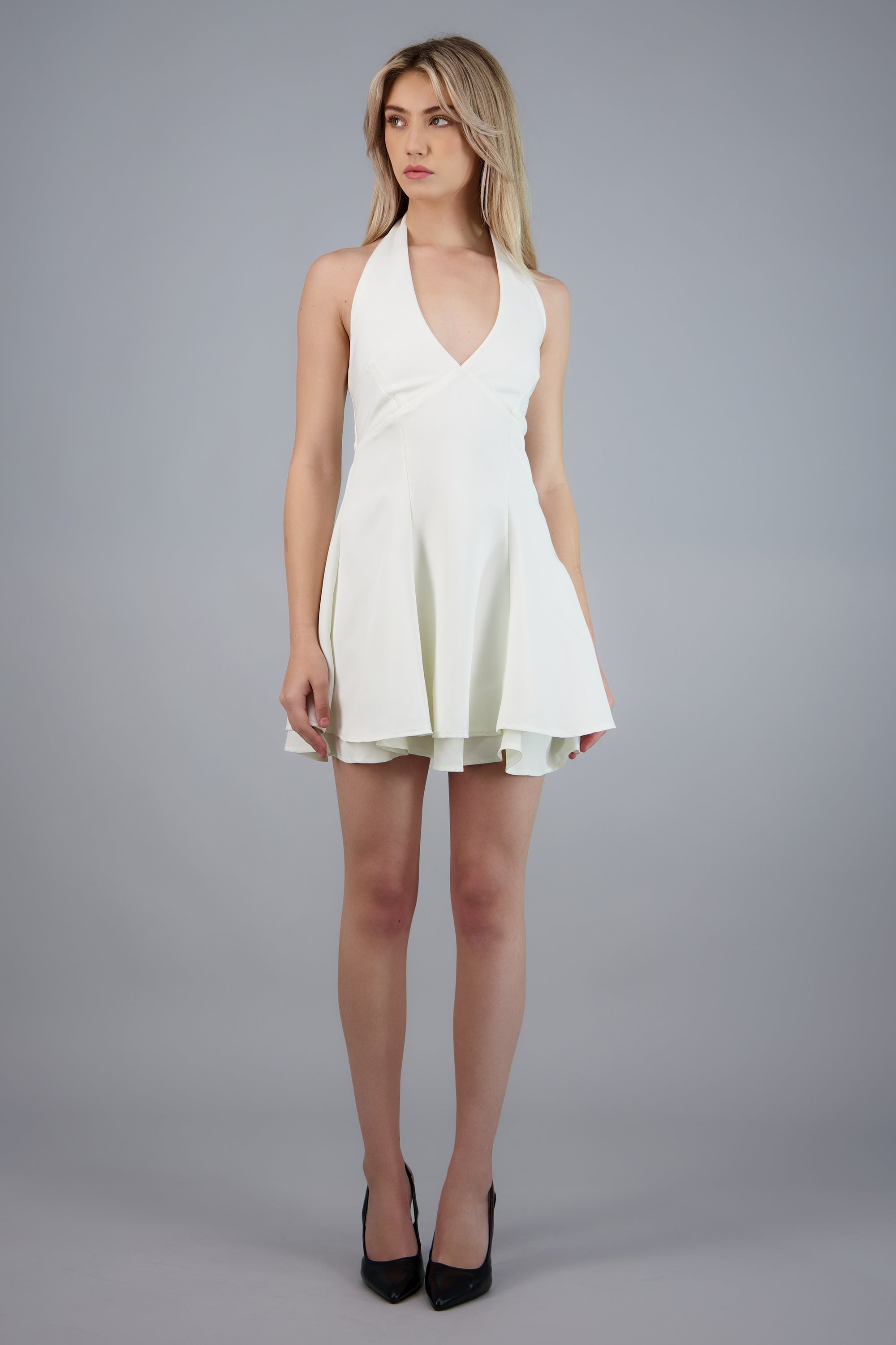 Vestido corto halter con falda ampon HUESO
