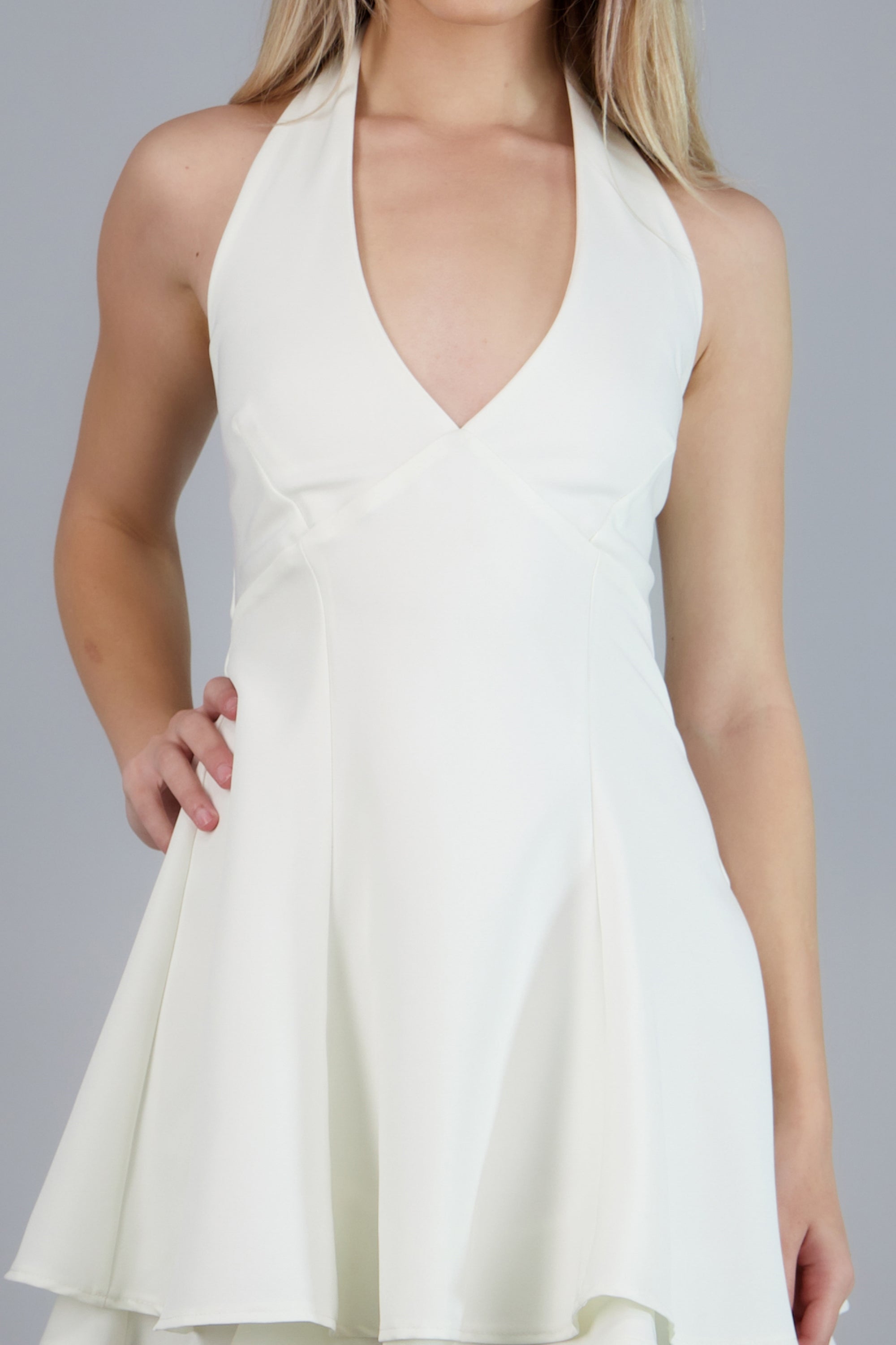 Vestido corto halter con falda ampon HUESO