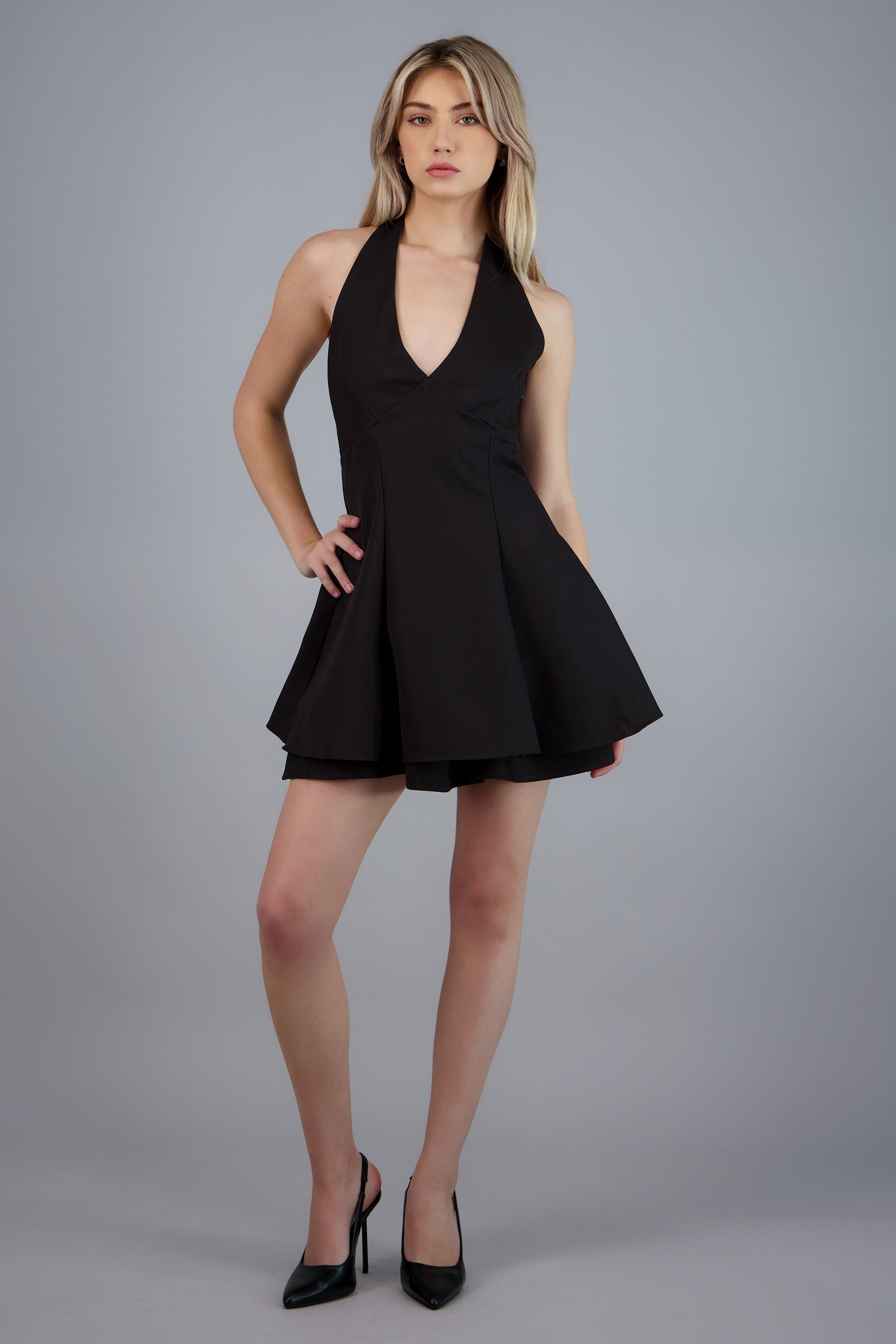 Vestido corto halter con falda ampon CHOCOLATE