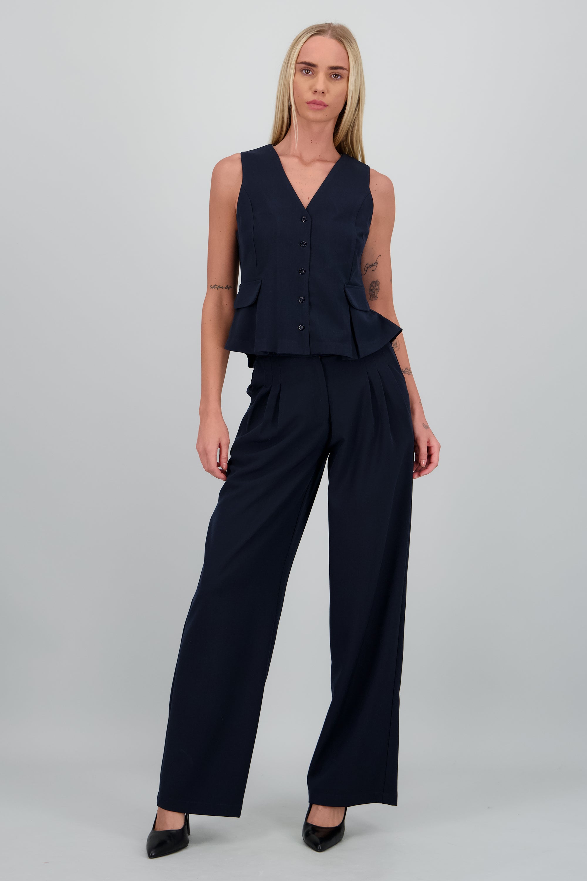 pantalon tiro medio detalle pinzas MARINO